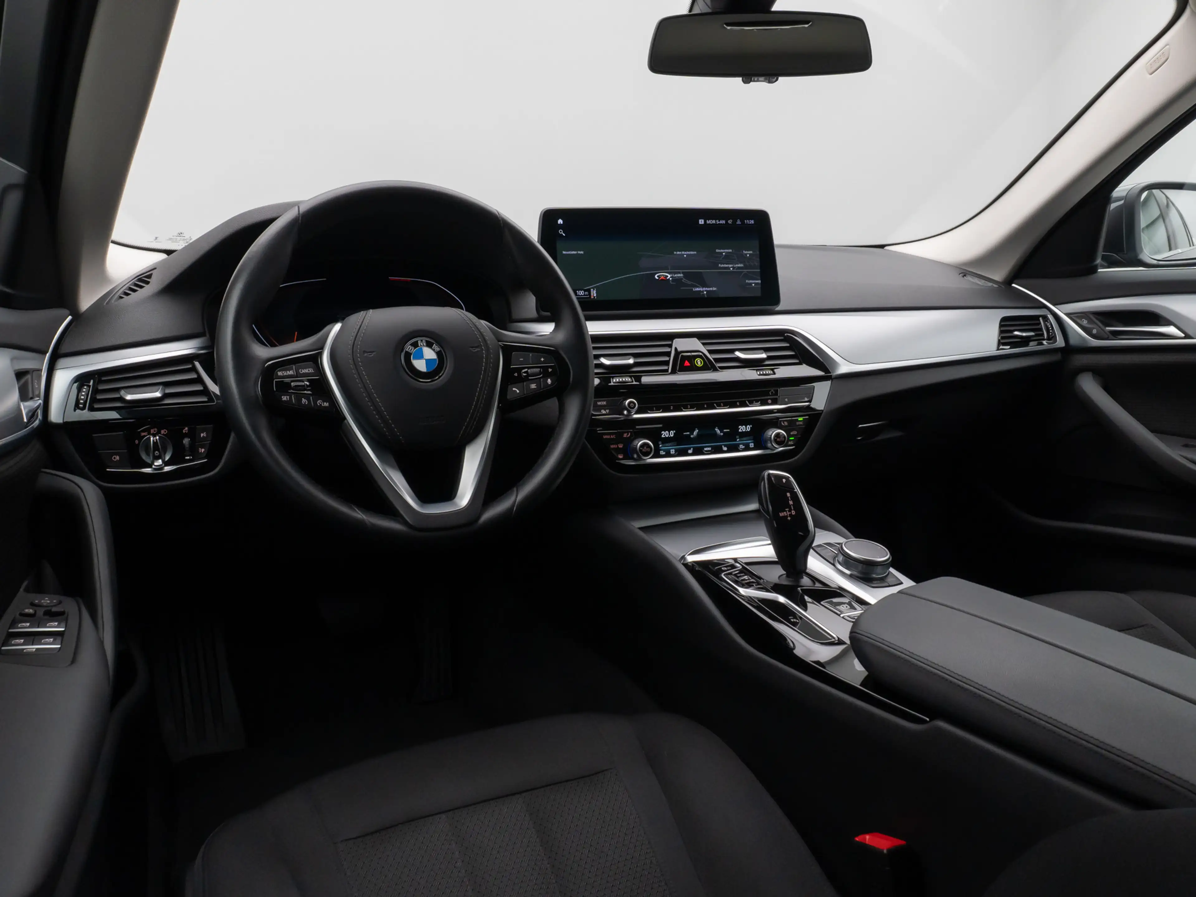 BMW 520 Kamera HUD DAB 4xKlima DrivingAssist Alarm — photo 37