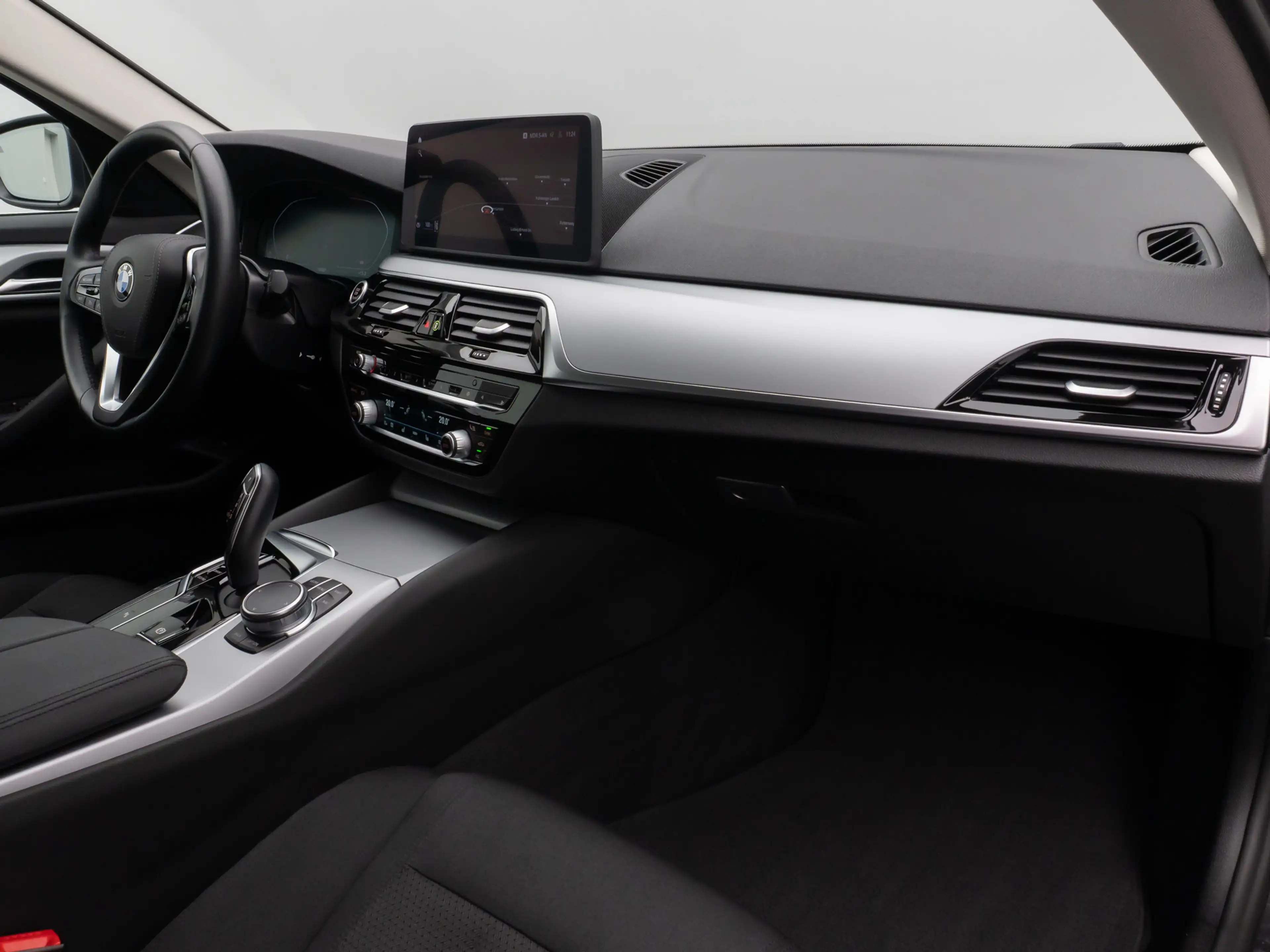 BMW 520 Kamera HUD DAB 4xKlima DrivingAssist Alarm — photo 24