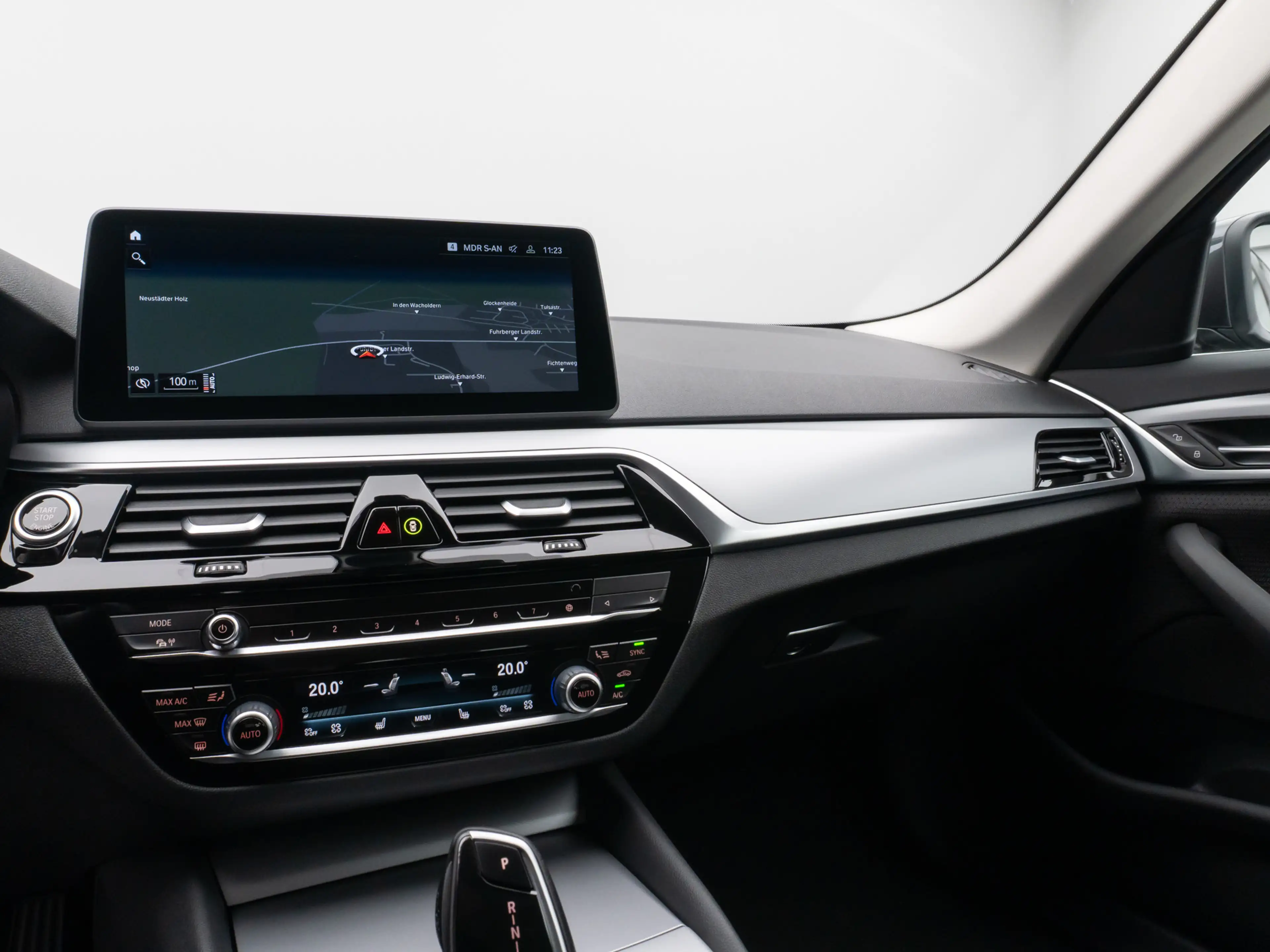 BMW 520 Kamera HUD DAB 4xKlima DrivingAssist Alarm — photo 22