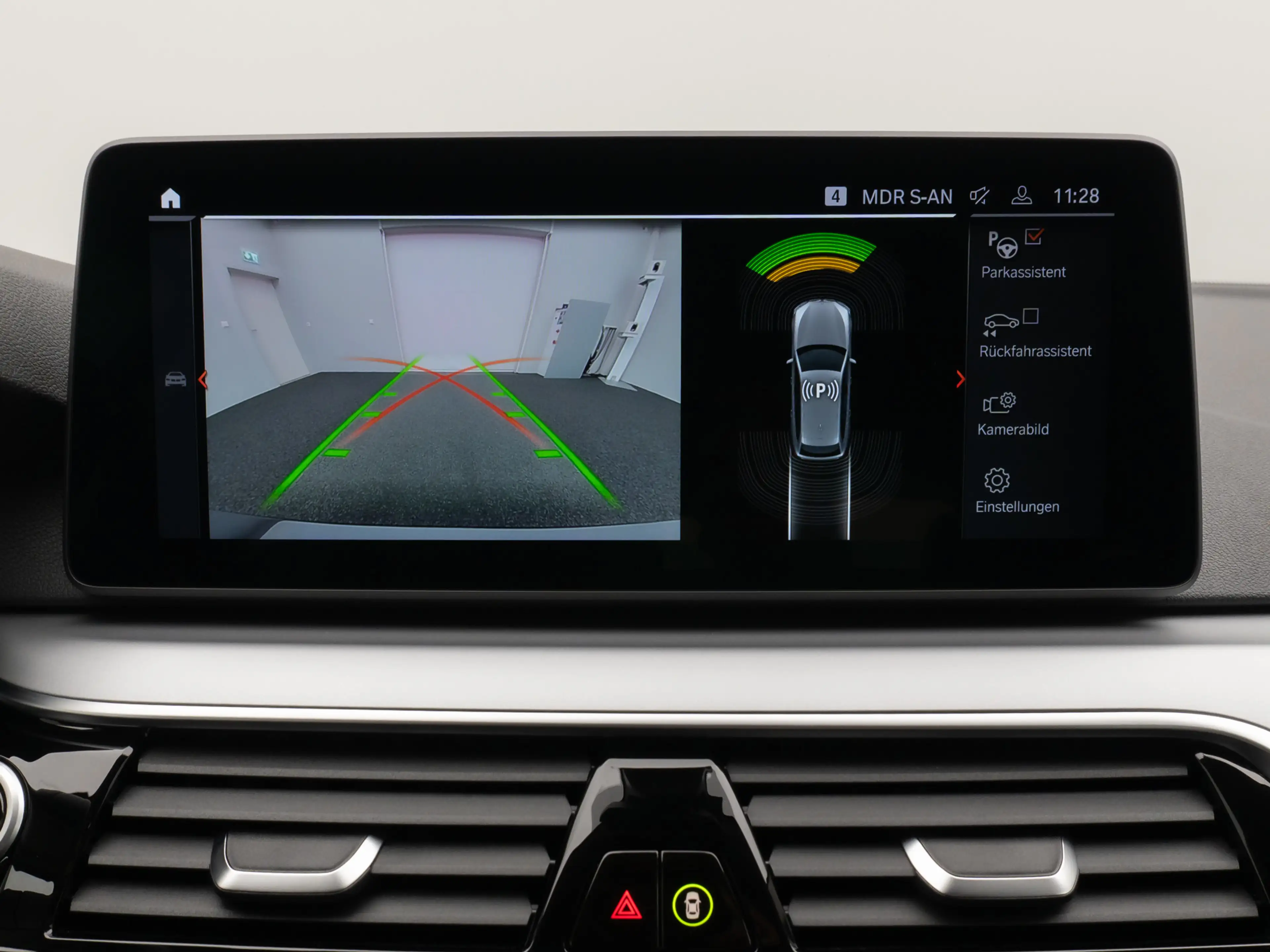 BMW 520 Kamera HUD DAB 4xKlima DrivingAssist Alarm — photo 41