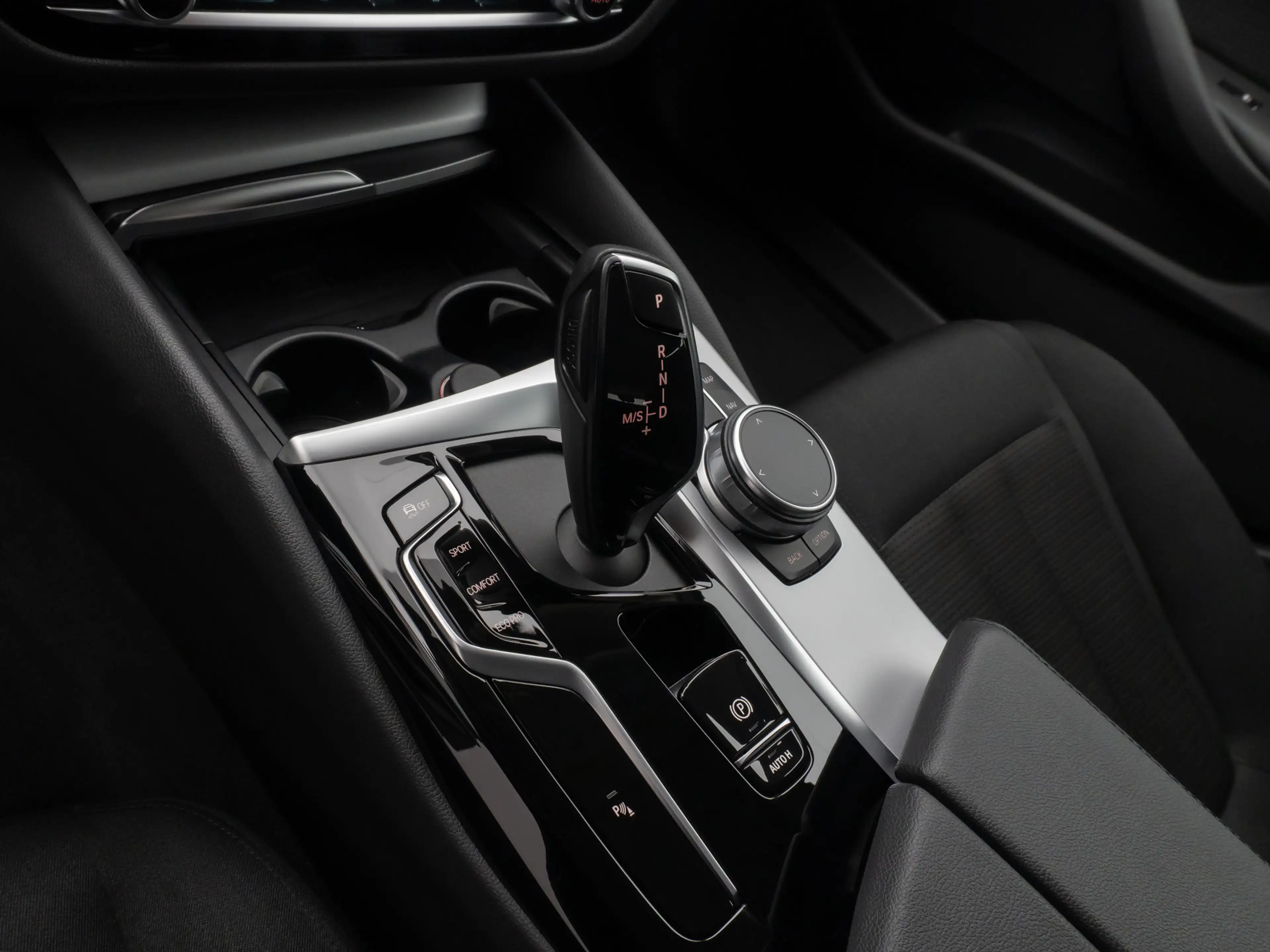 BMW 520 Kamera HUD DAB 4xKlima DrivingAssist Alarm — photo 23