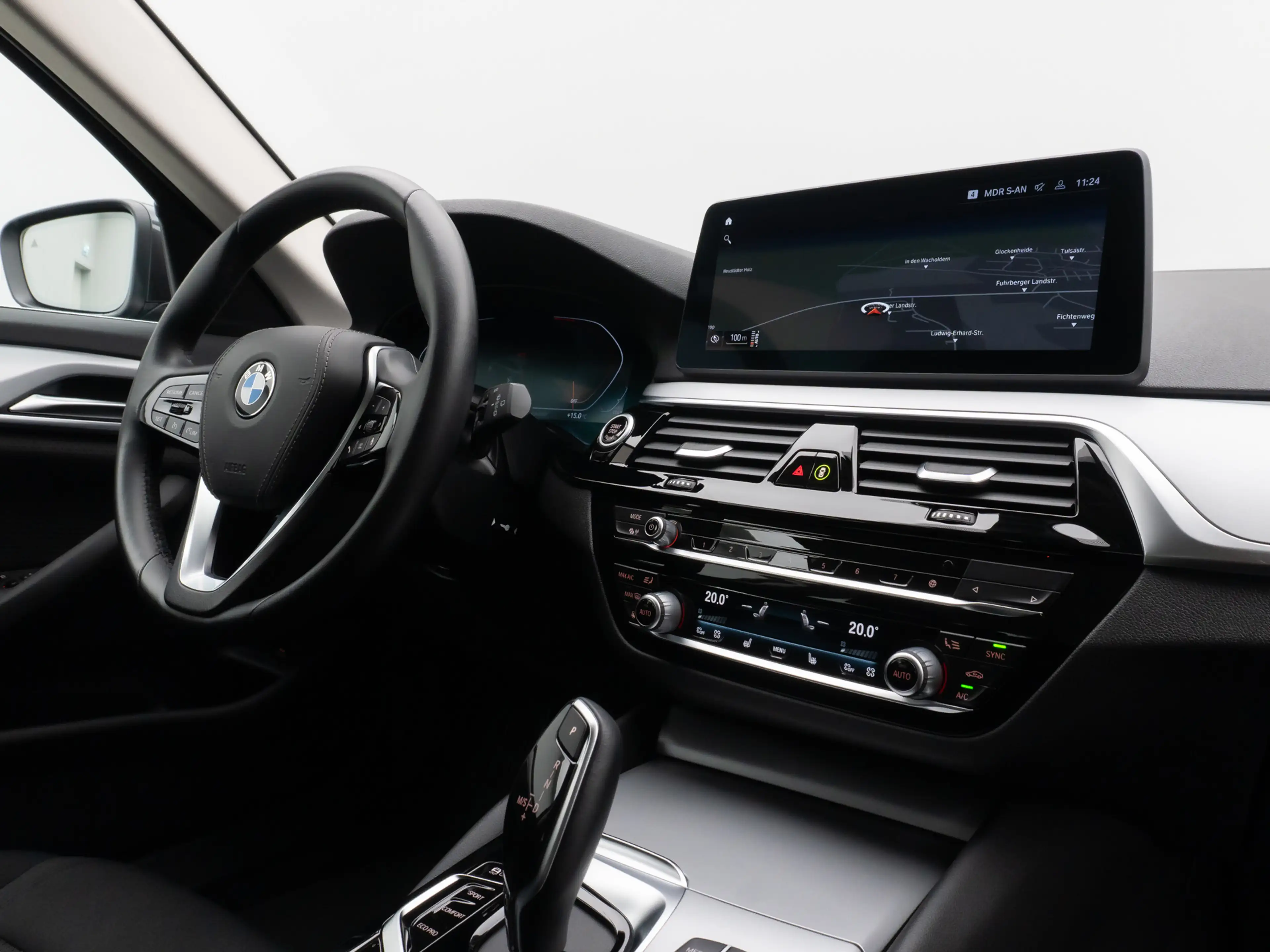 BMW 520 Kamera HUD DAB 4xKlima DrivingAssist Alarm — photo 36