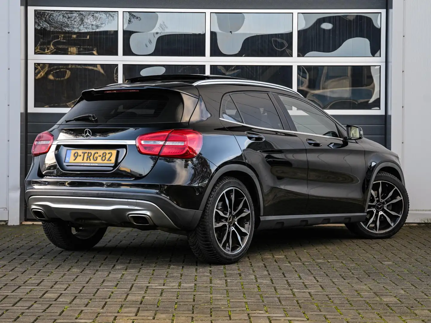 Mercedes-Benz GLA 200 AMG-line | Leder | Panoramadak | Xenon | Camera | Noir - 2