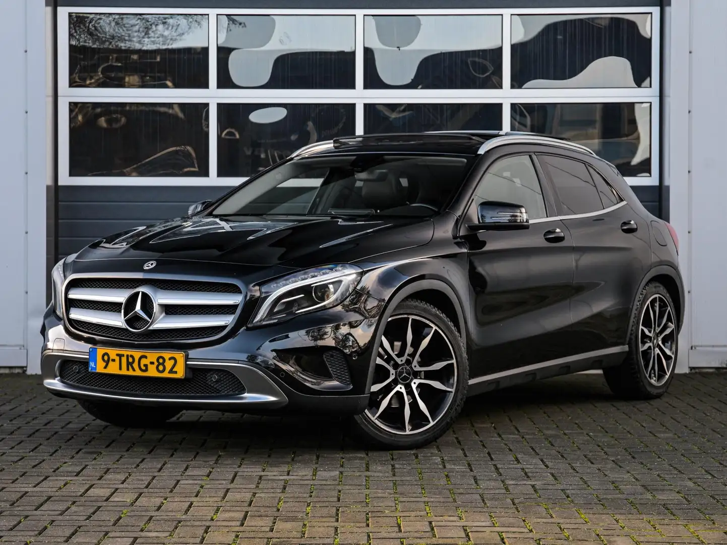 Mercedes-Benz GLA 200 AMG-line | Leder | Panoramadak | Xenon | Camera | Noir - 1