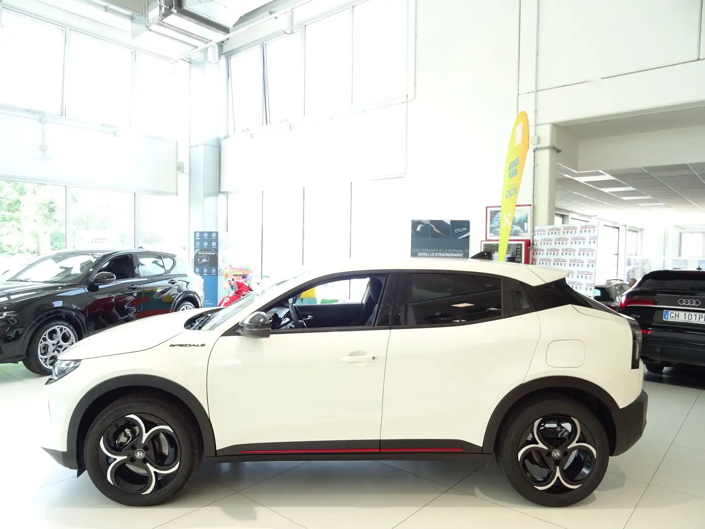 Alfa Romeo Junior 1.2 136 CV Hybrid eDCT6 Speciale Weiß - 2