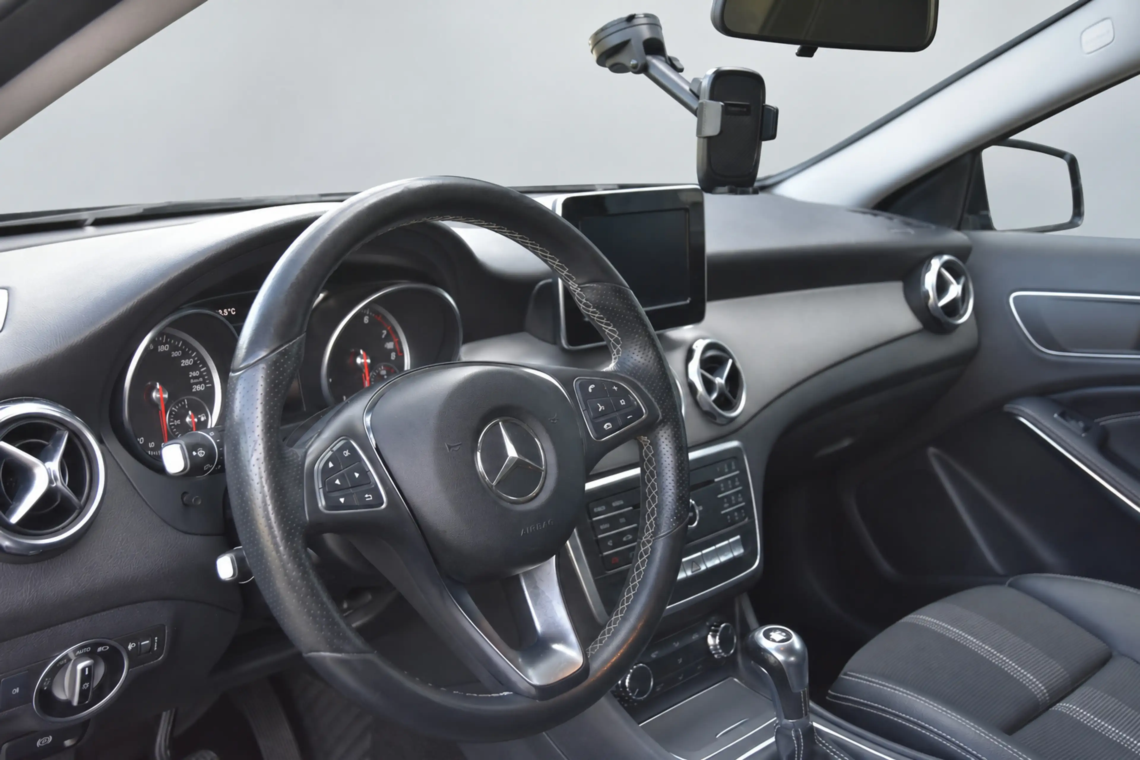 Mercedes-Benz GLA 200 Premium — photo 10