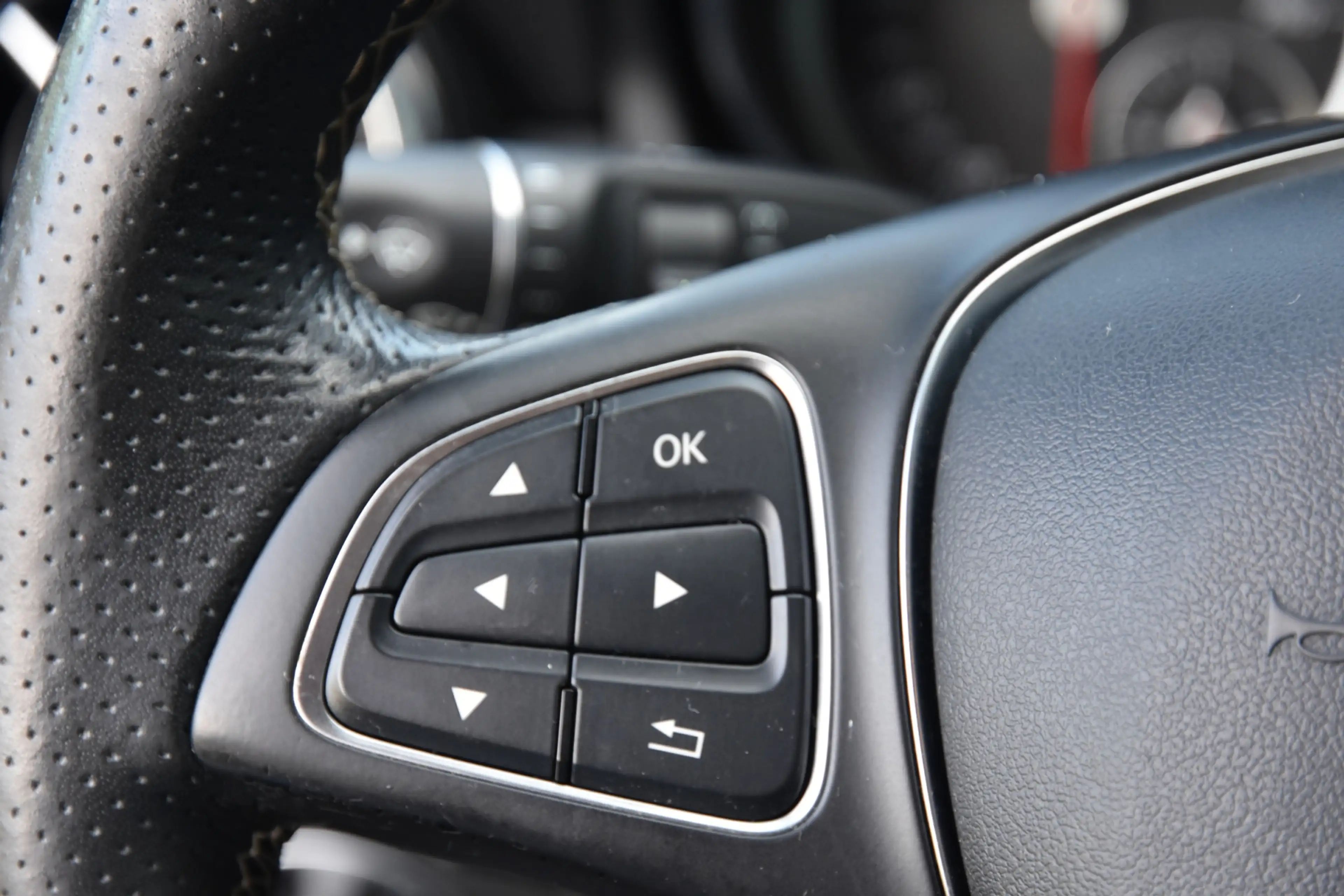 Mercedes-Benz GLA 200 Premium — photo 13