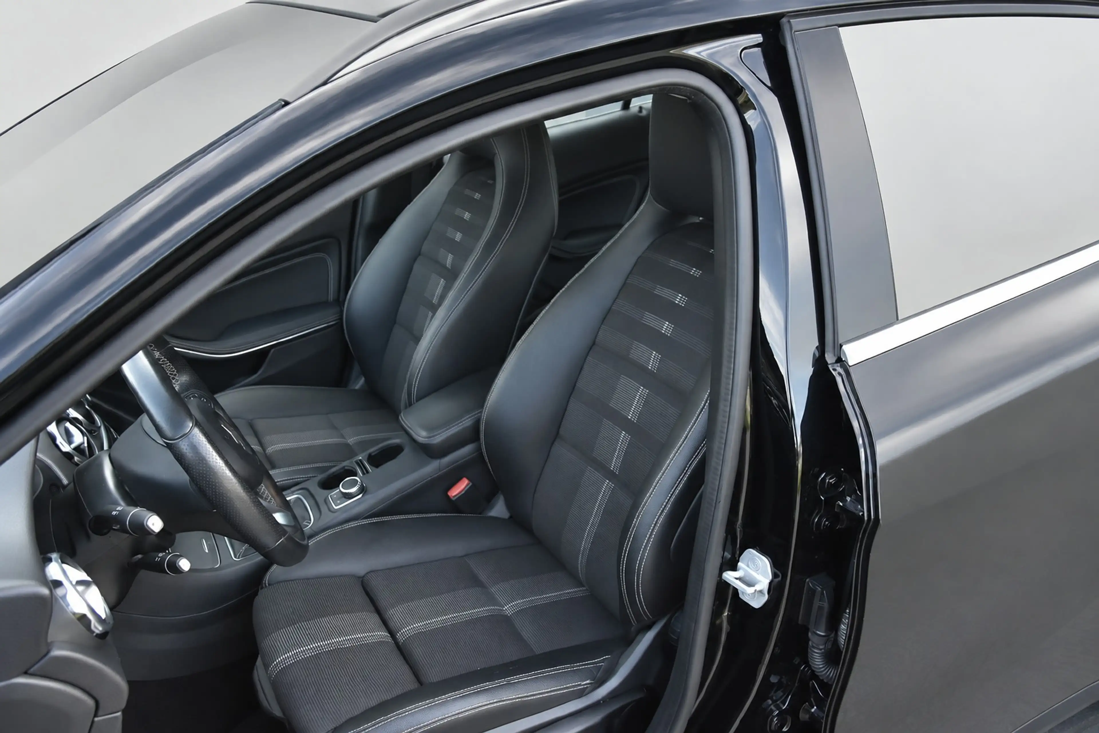 Mercedes-Benz GLA 200 Premium — photo 9