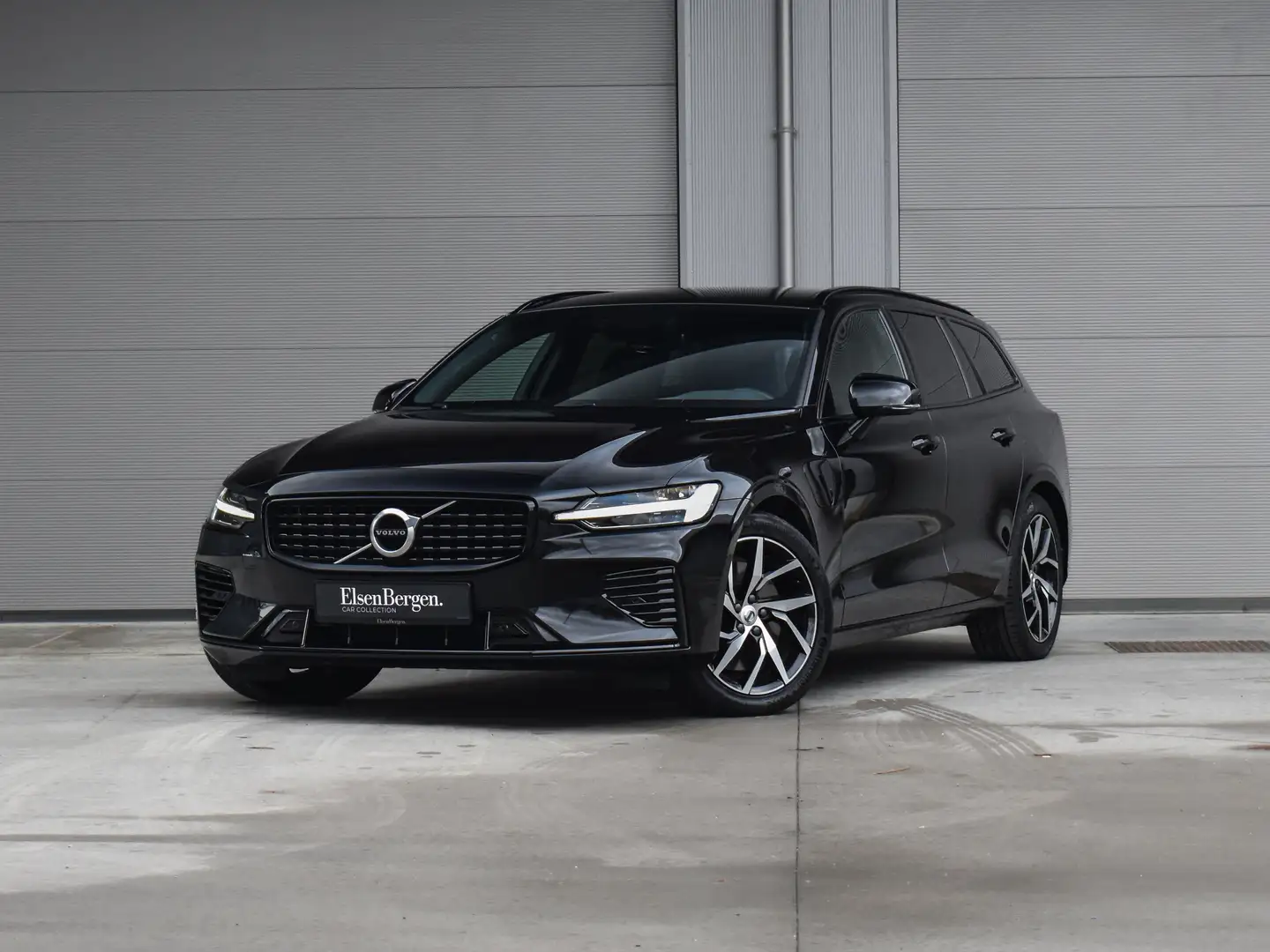 Volvo V60 T8 / Plug-in hybride / AWD / R-Design / TwinEngine Zwart - 1