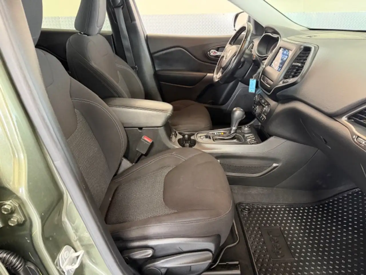 Jeep Cherokee снимка Jeep Cherokee
