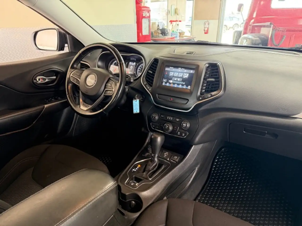 Jeep Cherokee снимка Jeep Cherokee