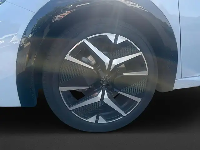 Peugeot 208 view 10
