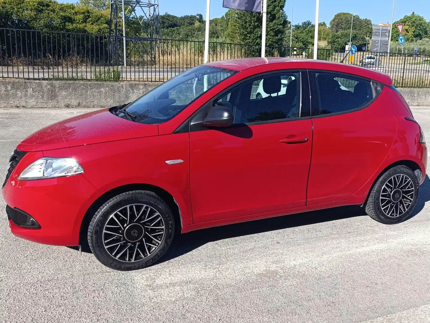 Lancia Ypsilon Ypsilon III 2011 0.9 t.air S MomoDesign s Rosso - 2