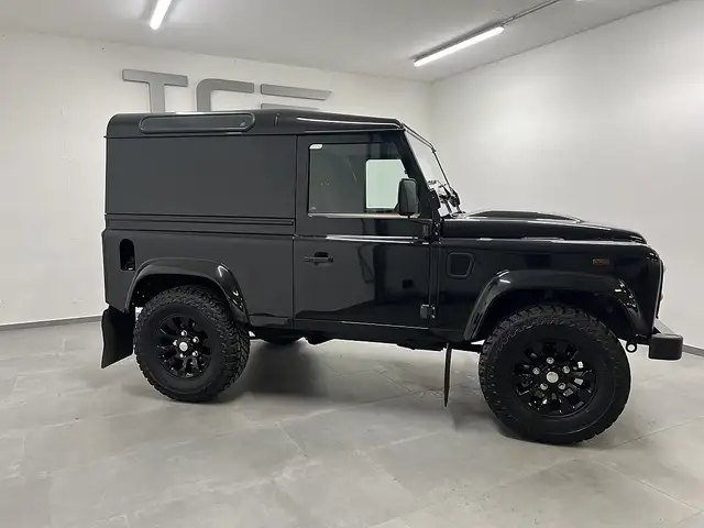 Land Rover Defender view 3