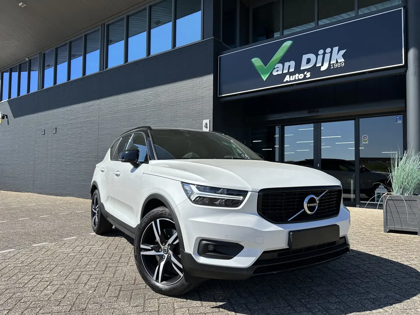 Volvo XC40 1.5 T5 Recharge R-Design Weiß - 1