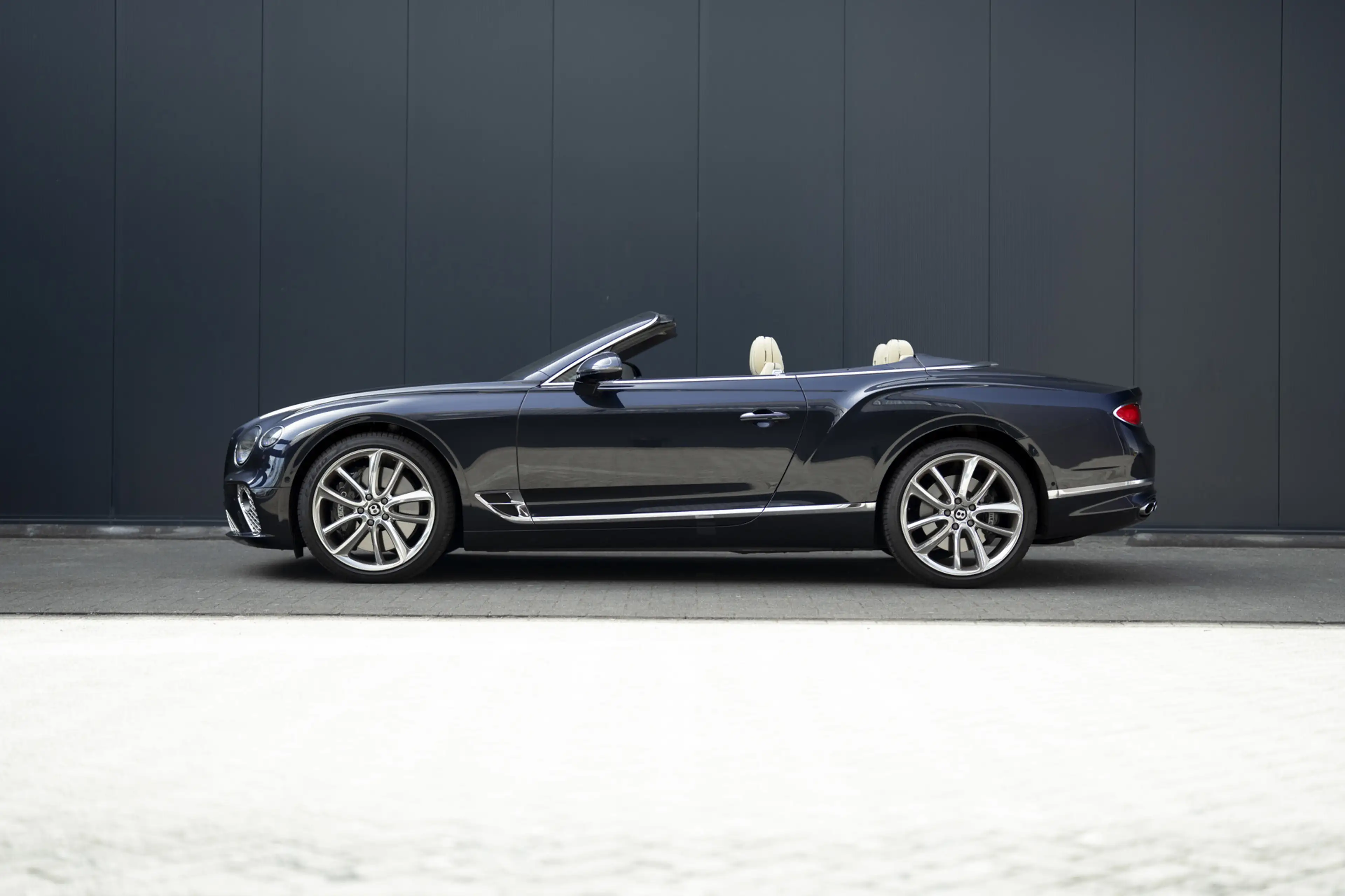 Bentley Continental GTC 4.0 V8 Mulliner — photo 2