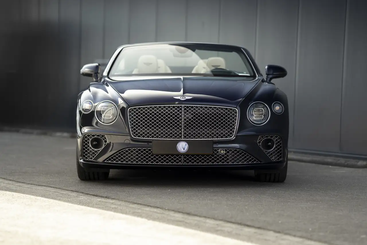 Bentley Continental GTC 2021 — фото 10