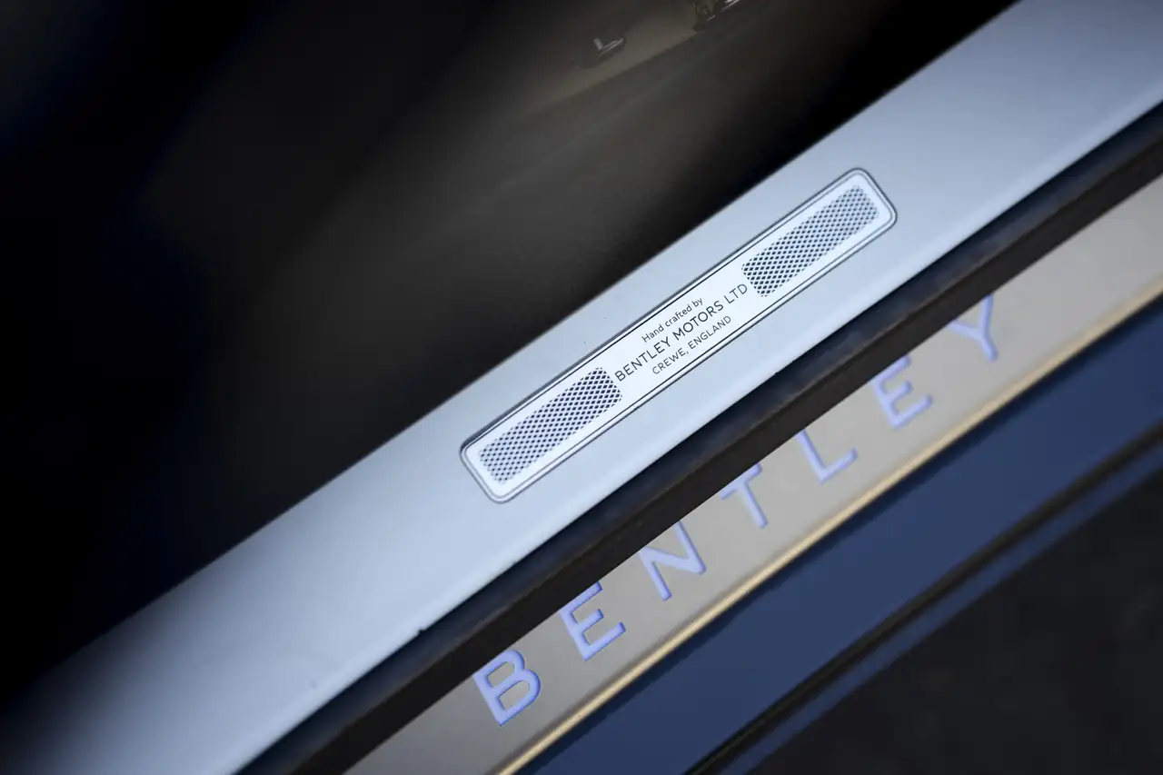 Bentley Continental GTC 2021 — фото 12