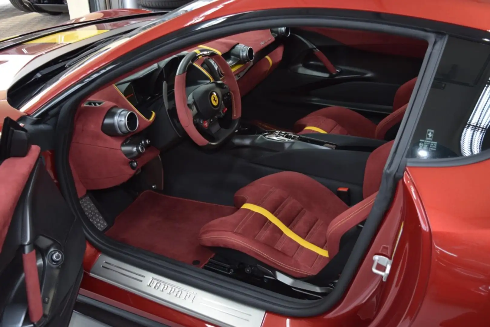 Ferrari 812 Competizione Rot - 2
