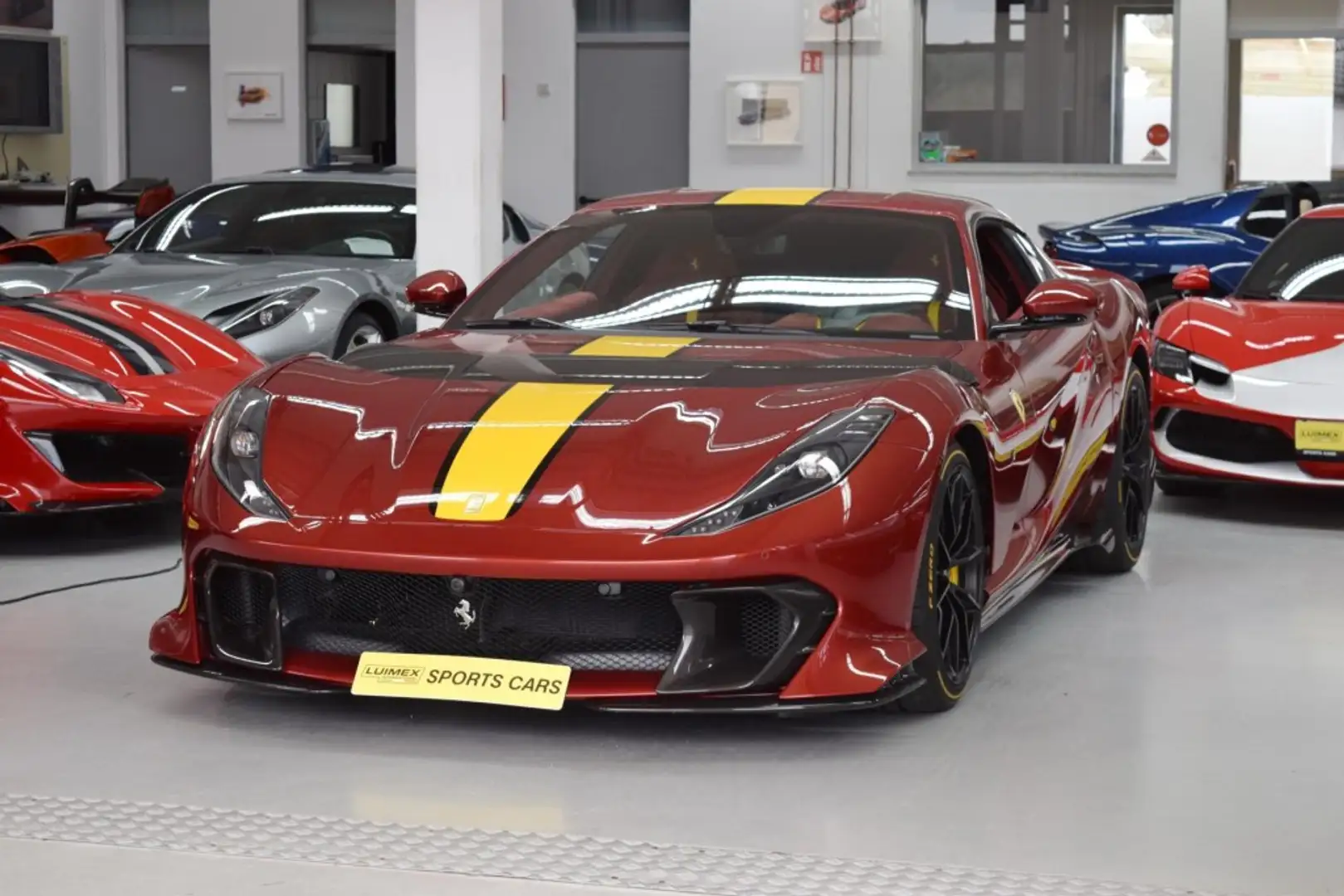 Ferrari 812 Competizione Rot - 1