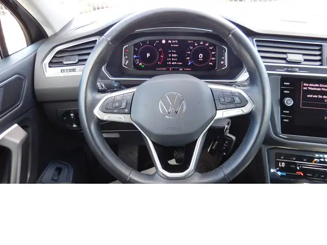 Volkswagen Tiguan Allspace view 8