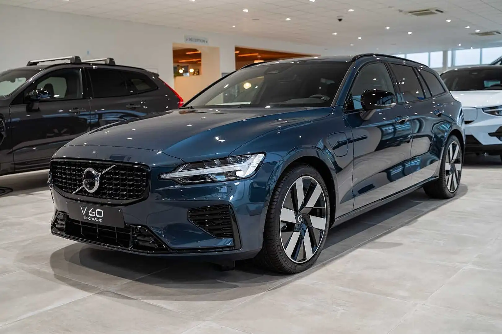 Volvo V60 Plus Dark T6 AWD Plug-in hybrid *DEMO NON IMMAT* Blauw - 1