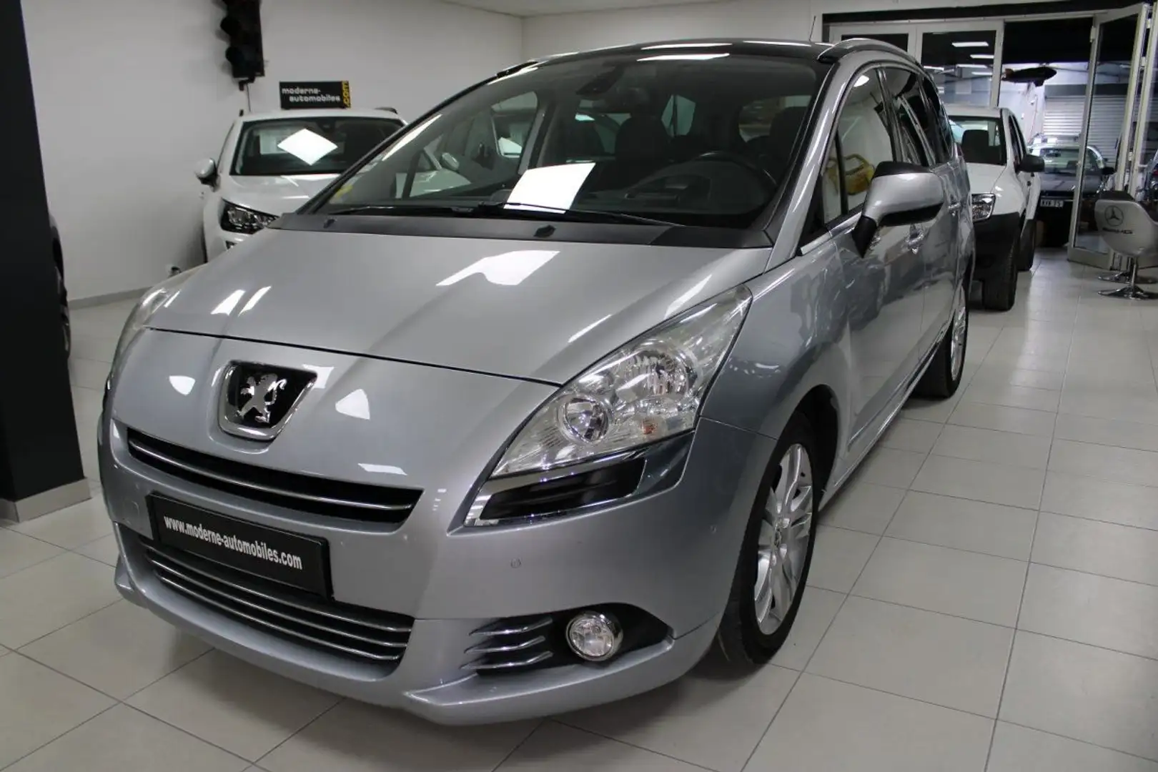 Peugeot 5008 1.6 E-HDI115 FAP ALLURE BMP6 7PL Gris - 1