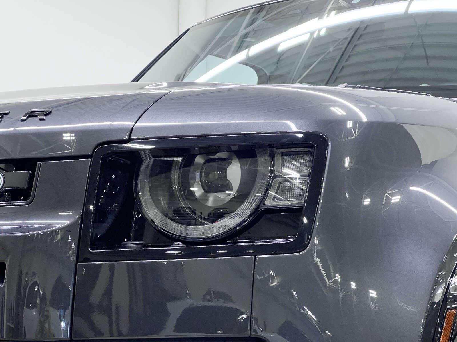 2026 Land Rover Defender 110 P400 X-DYNAMIC SE alt 4
