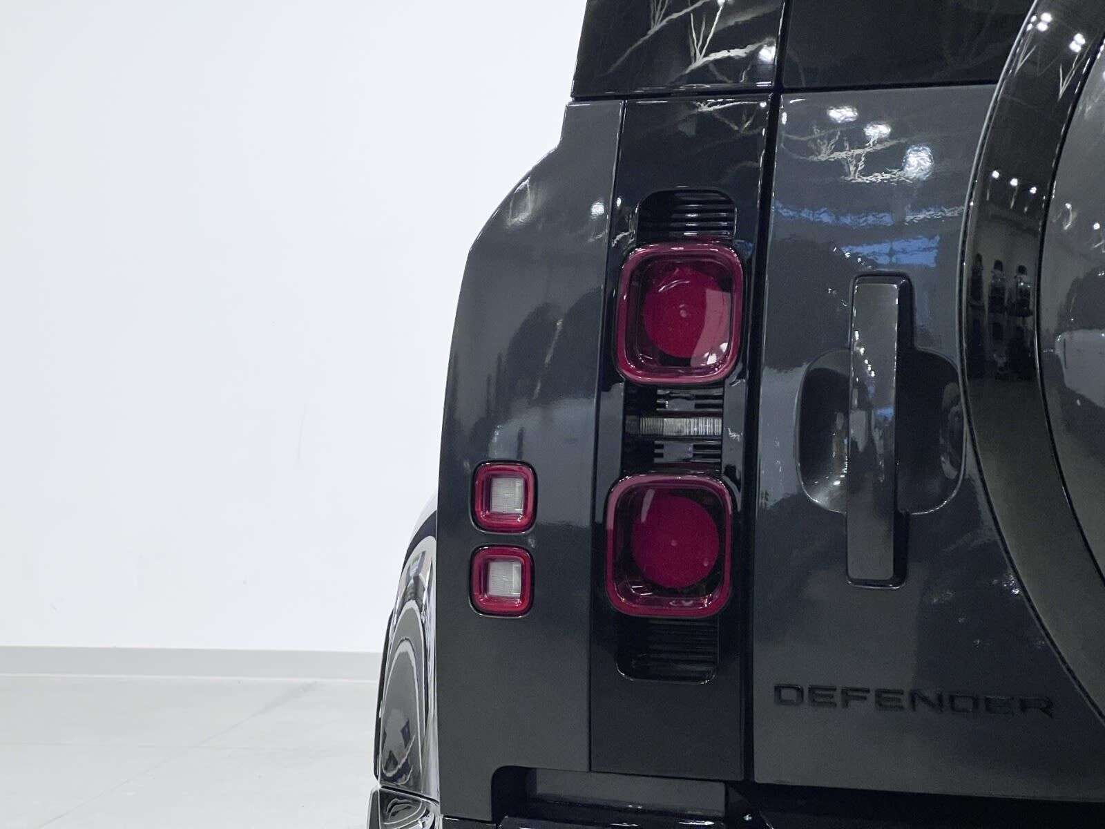 2026 Land Rover Defender 110 P400 X-DYNAMIC SE thumb 10