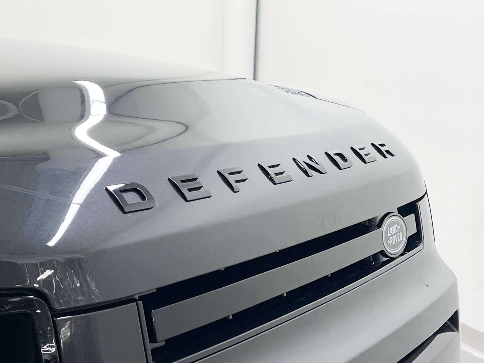 2026 Land Rover Defender 110 P400 X-DYNAMIC SE alt 3