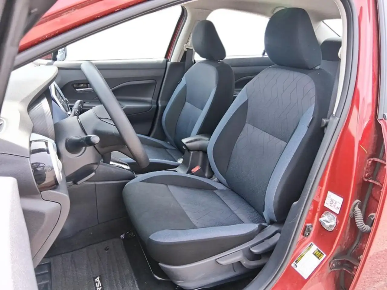 Nissan Versa снимка Nissan Versa