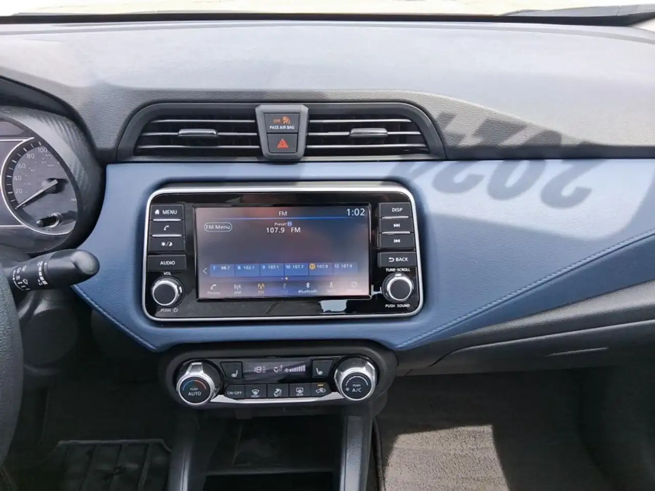 Nissan Versa снимка Nissan Versa