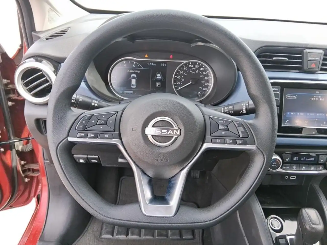 Nissan Versa снимка Nissan Versa