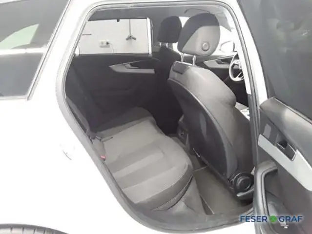 Audi A4 view 9