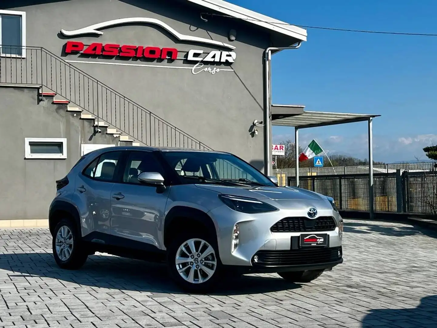 Toyota Yaris Cross 1.5h Business fwd 116cv e-cvt Grigio - 1