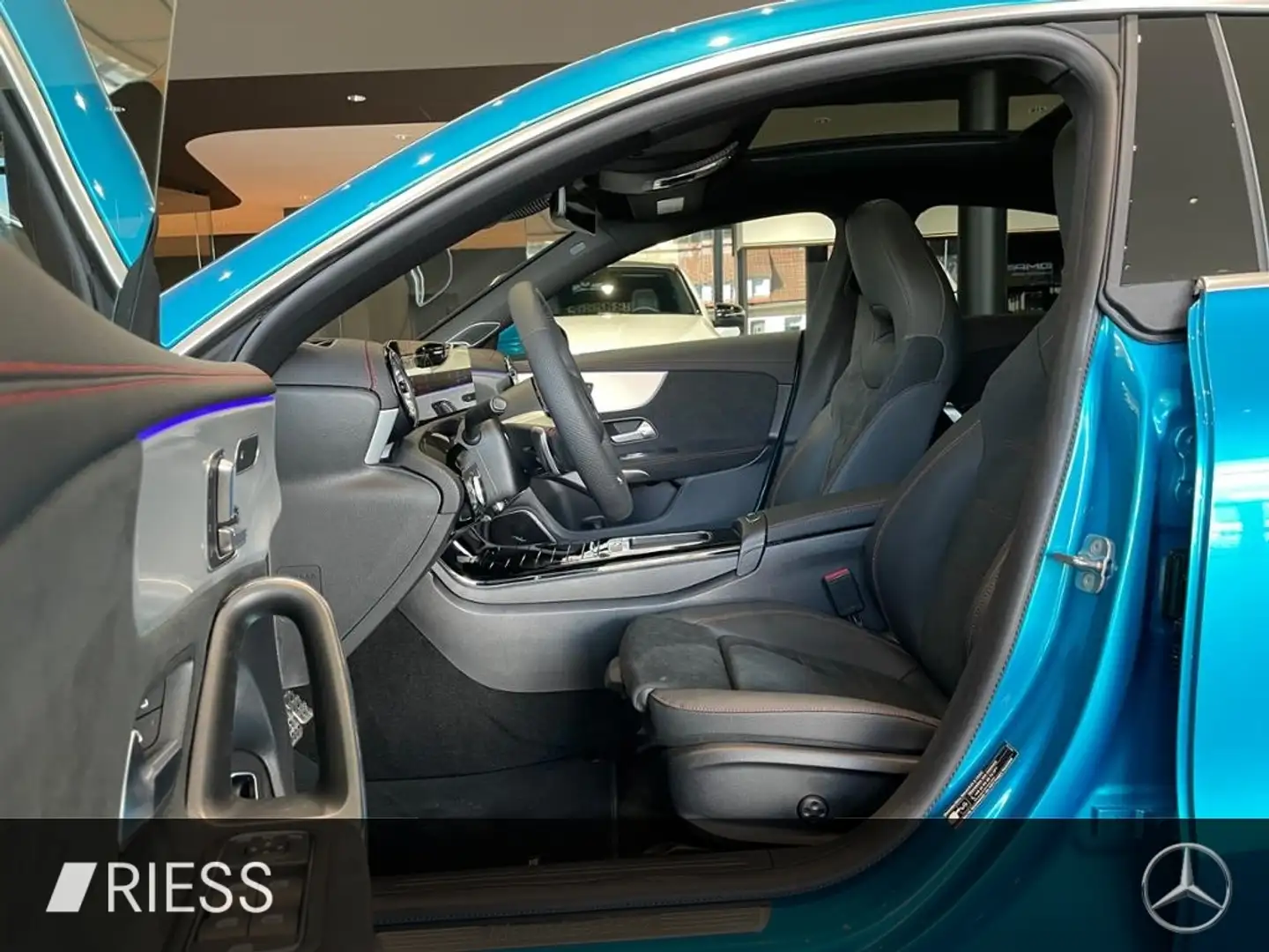 Mercedes-Benz CLA 200 AMG+PANO+DISTR+TOTWKL+MULTIBEAM+KEYL+360 Blau - 2