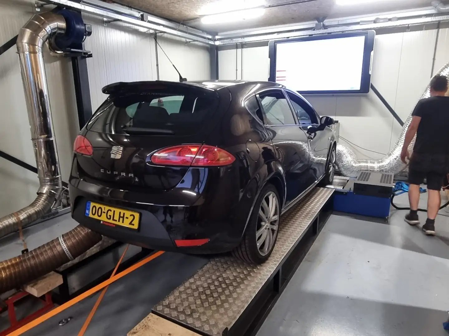SEAT Leon 2.0 TFSI Cupra Zwart - 2