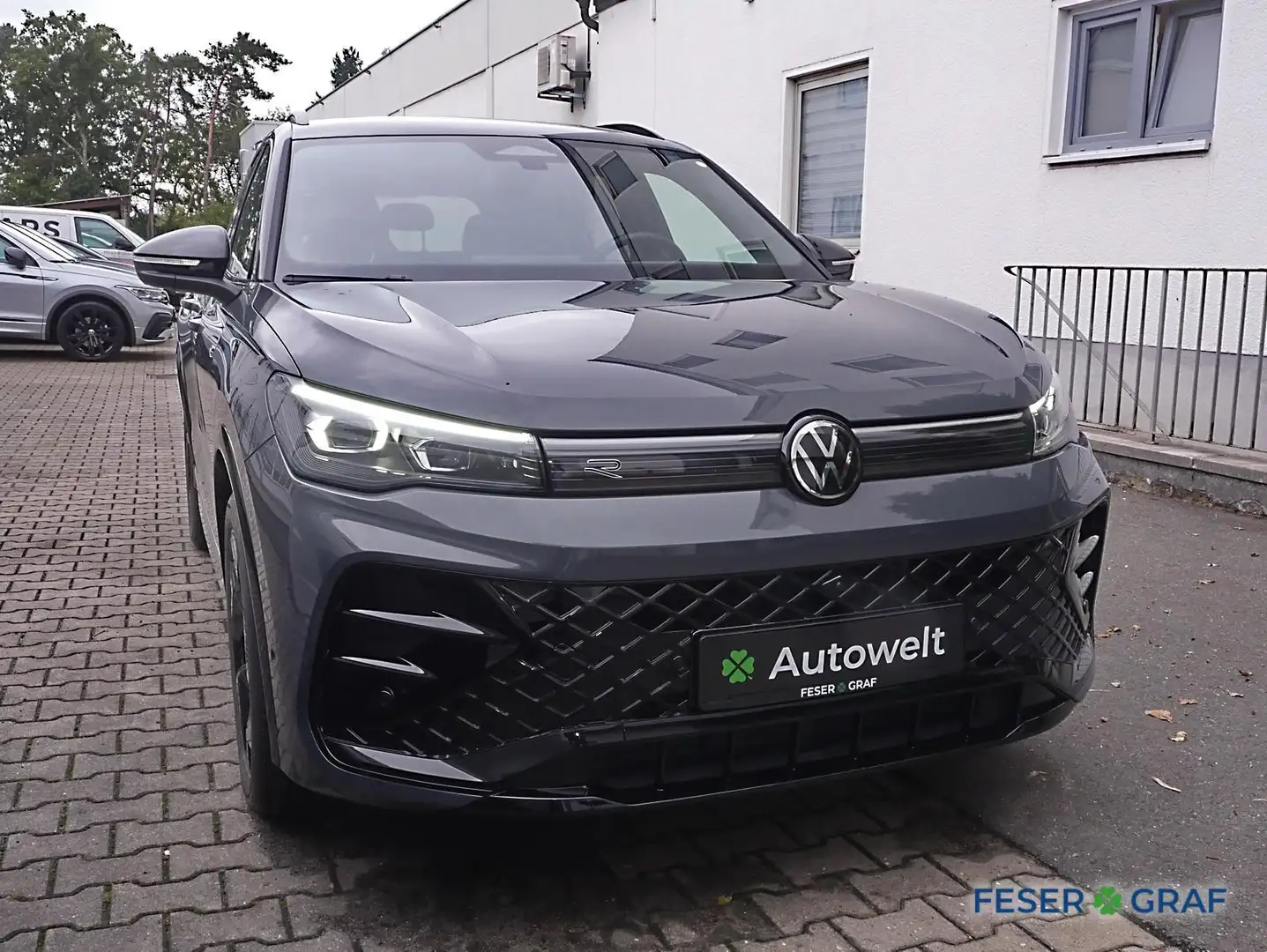 Volkswagen Tiguan R-Line 1.5 eTSI DSG NAVI, LED, RFK Grau - 2