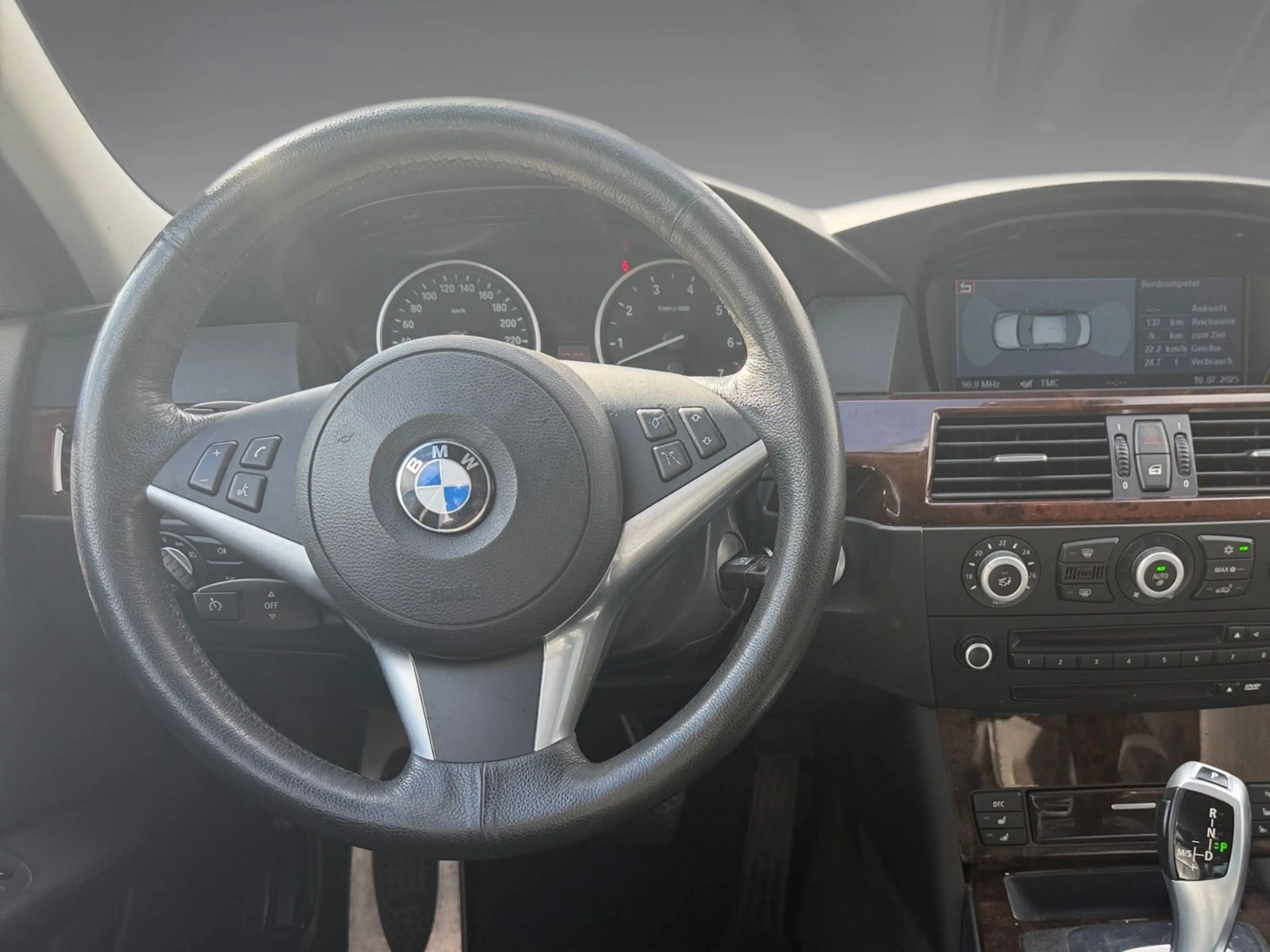 BMW 550 i Limousine V8 Navi Leder *Garagenwagen* — photo 11
