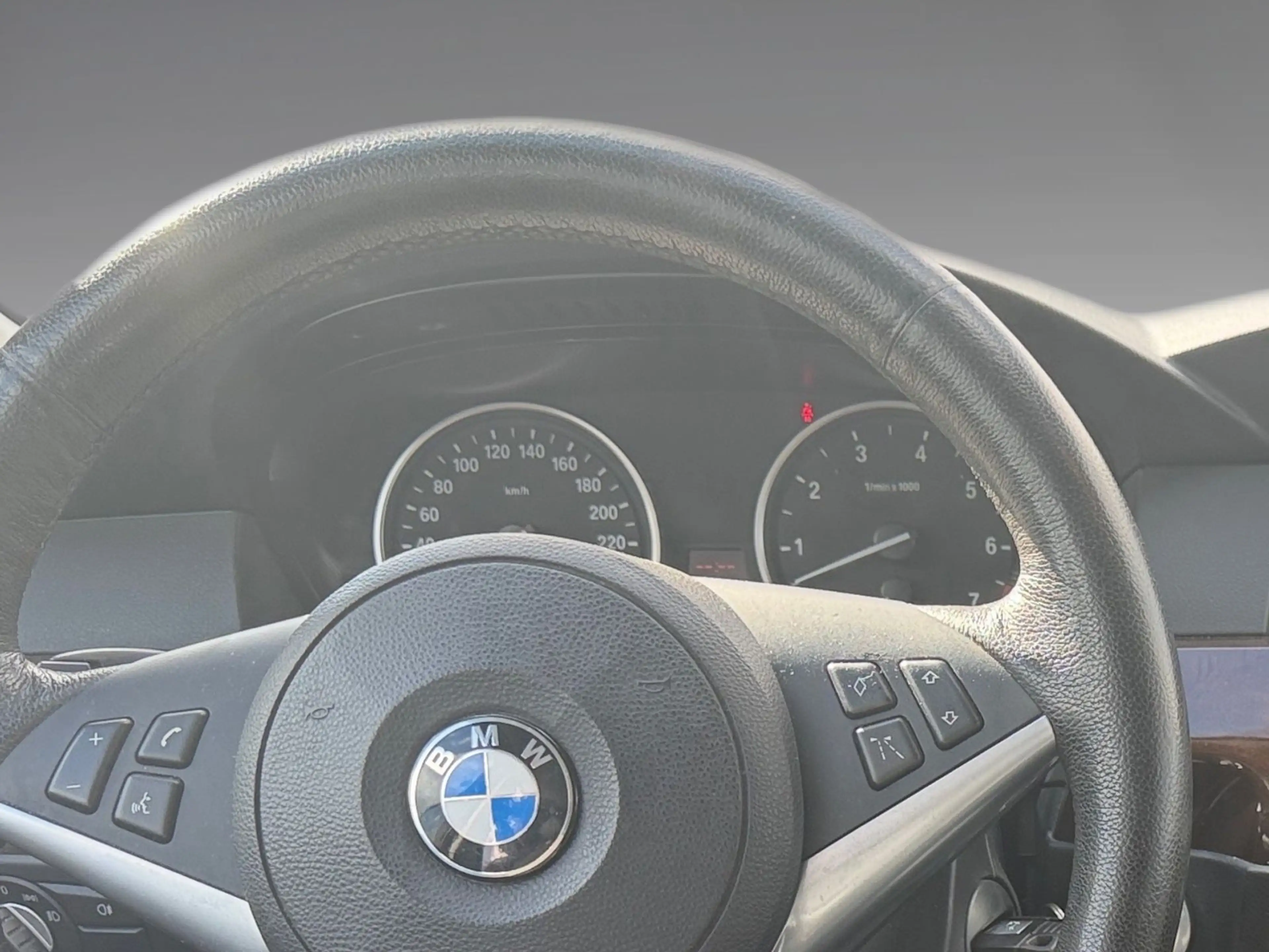 BMW 550 i Limousine V8 Navi Leder *Garagenwagen* — photo 15