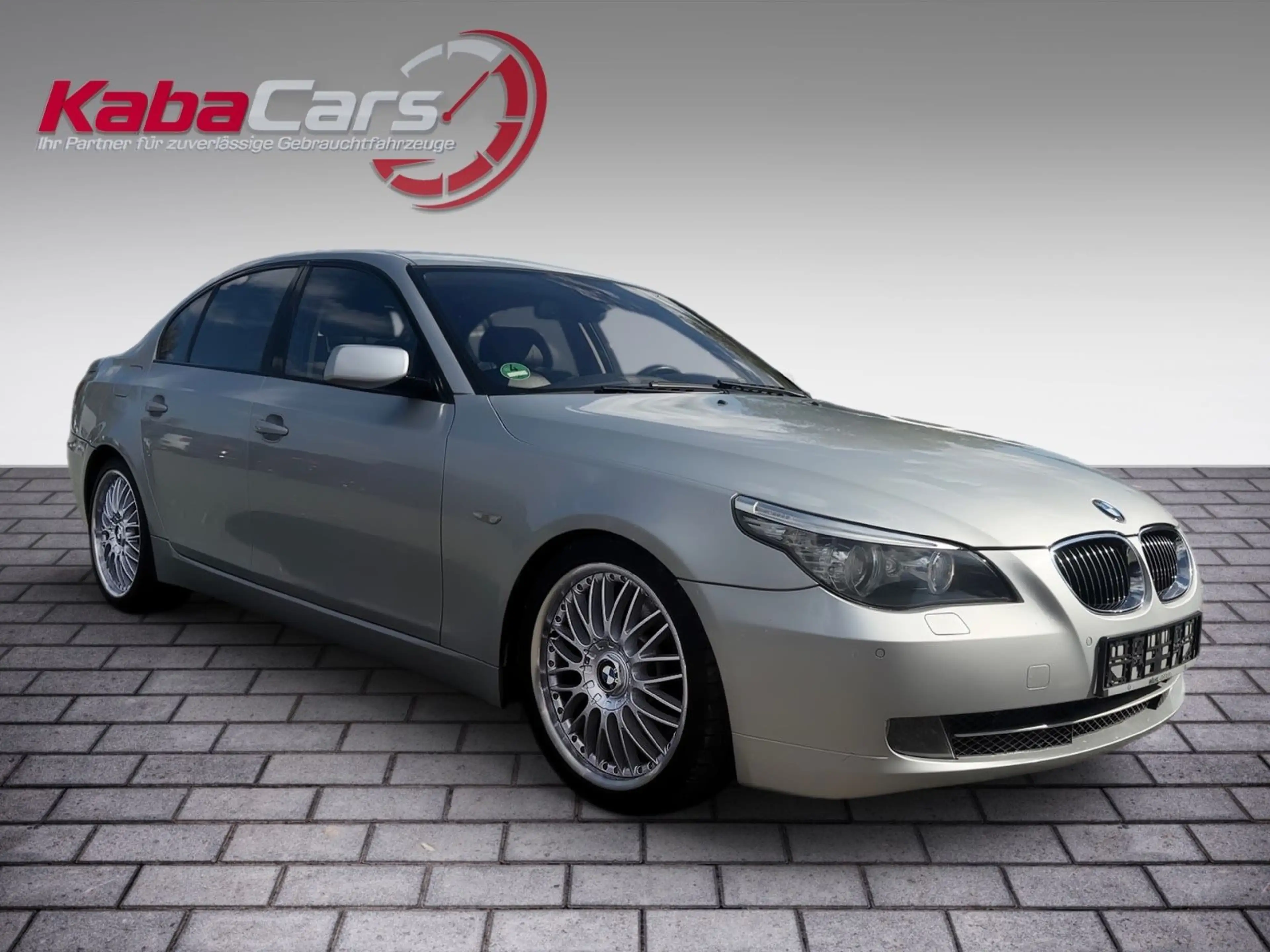 BMW 550 i Limousine V8 Navi Leder *Garagenwagen* — photo 4