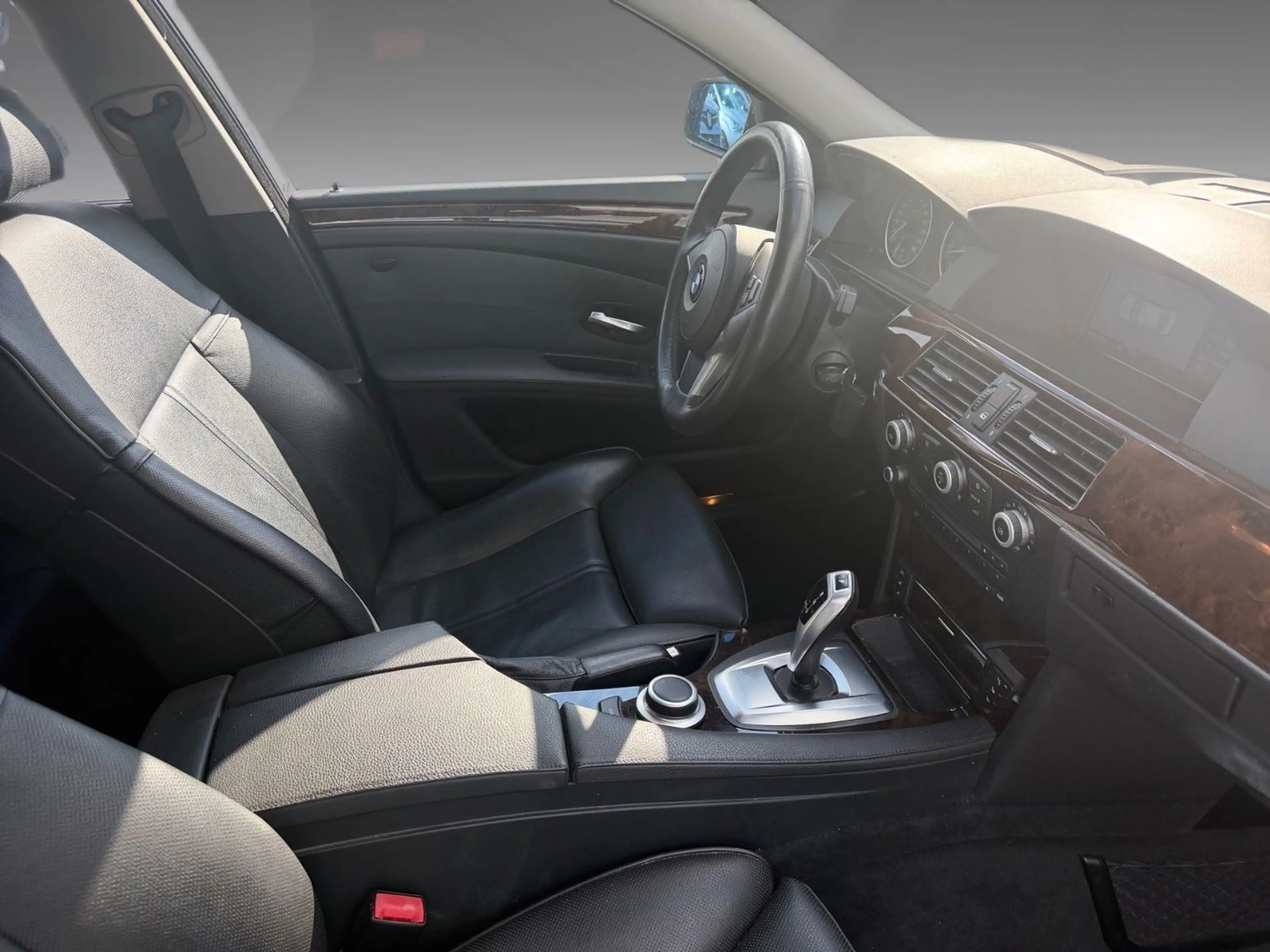 BMW 550 i Limousine V8 Navi Leder *Garagenwagen* — photo 9