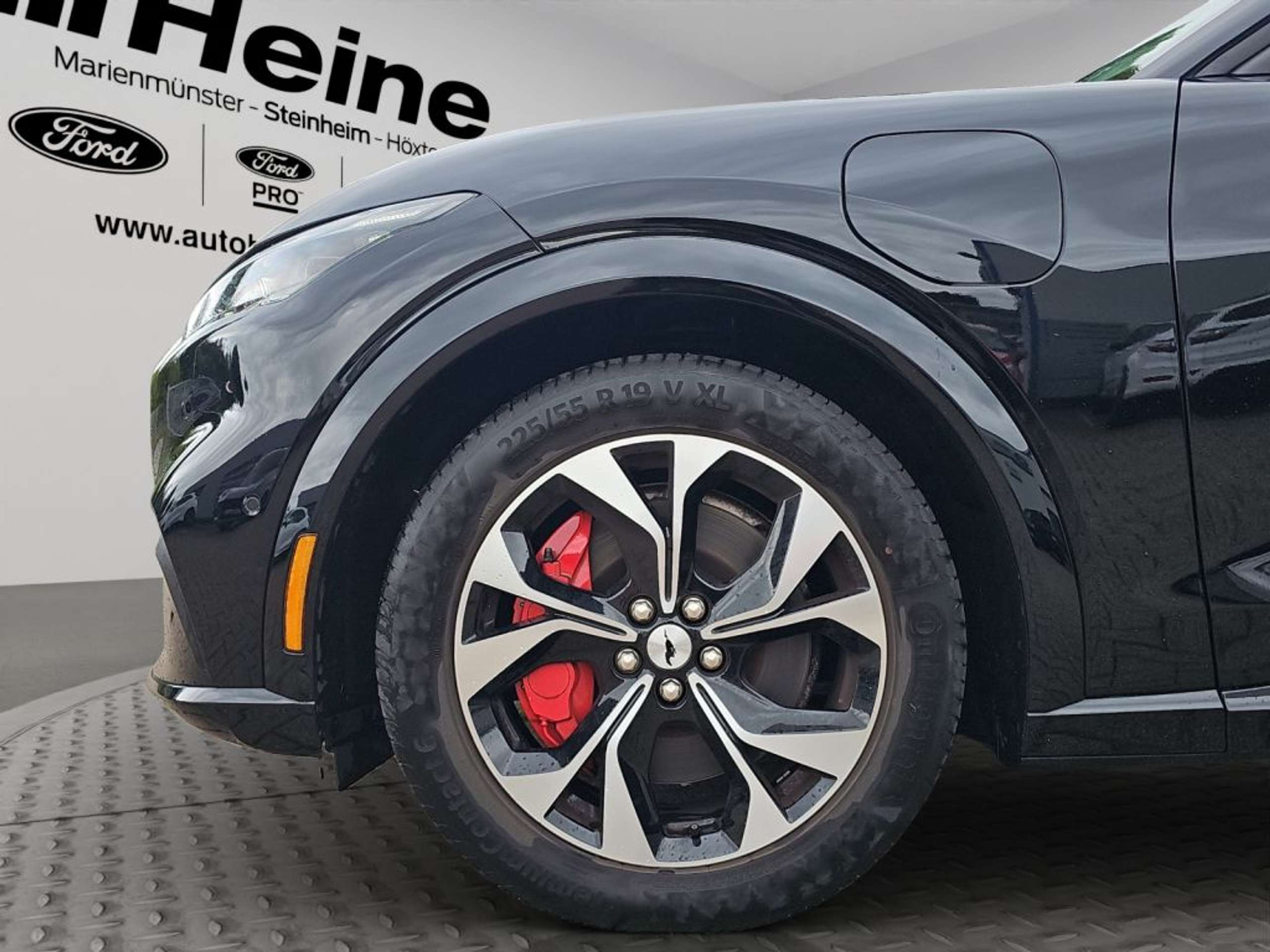 Fahrzeugabbildung Ford Mustang Mach-E PREMIUM 294 PS *AHK*B&O* - mit KI generiert/bearbeitet