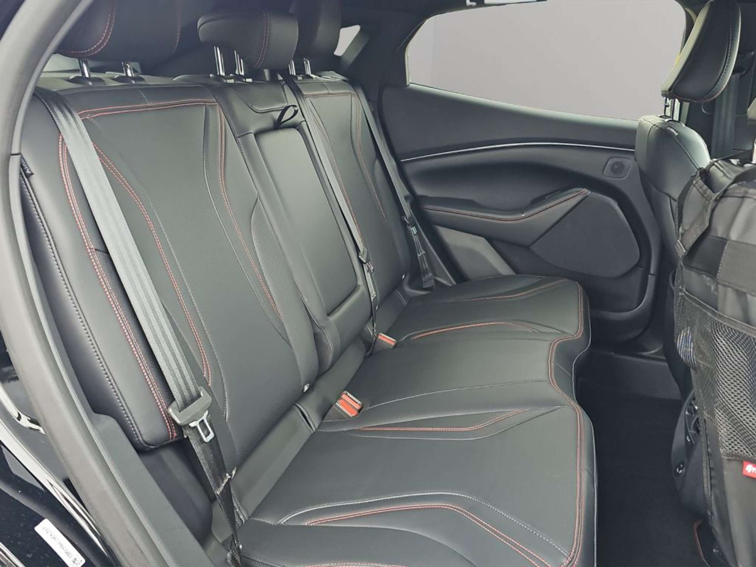 Fahrzeugabbildung Ford Mustang Mach-E PREMIUM 294 PS *AHK*B&O* - mit KI generiert/bearbeitet