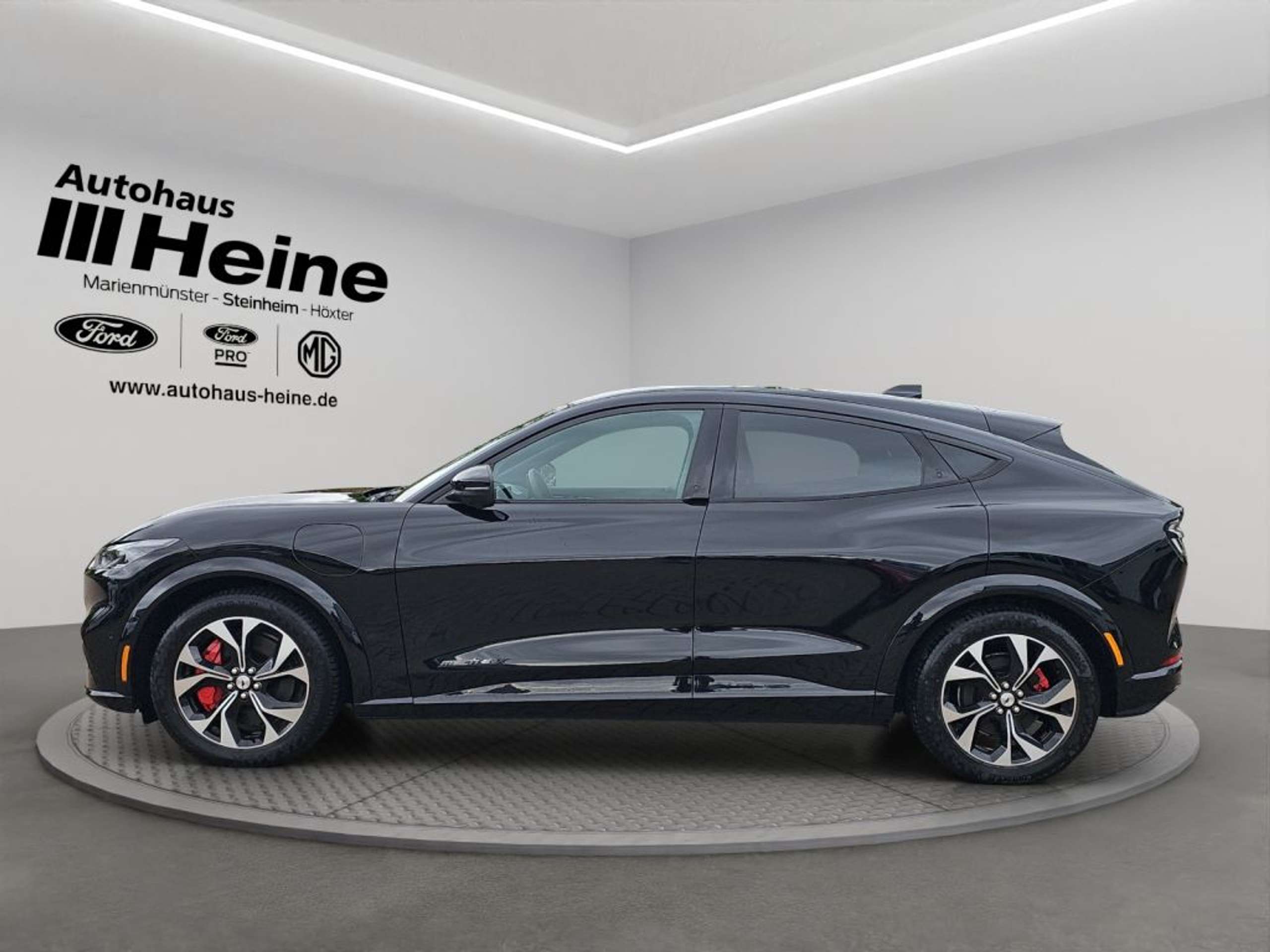 Fahrzeugabbildung Ford Mustang Mach-E PREMIUM 294 PS *AHK*B&O* - mit KI generiert/bearbeitet