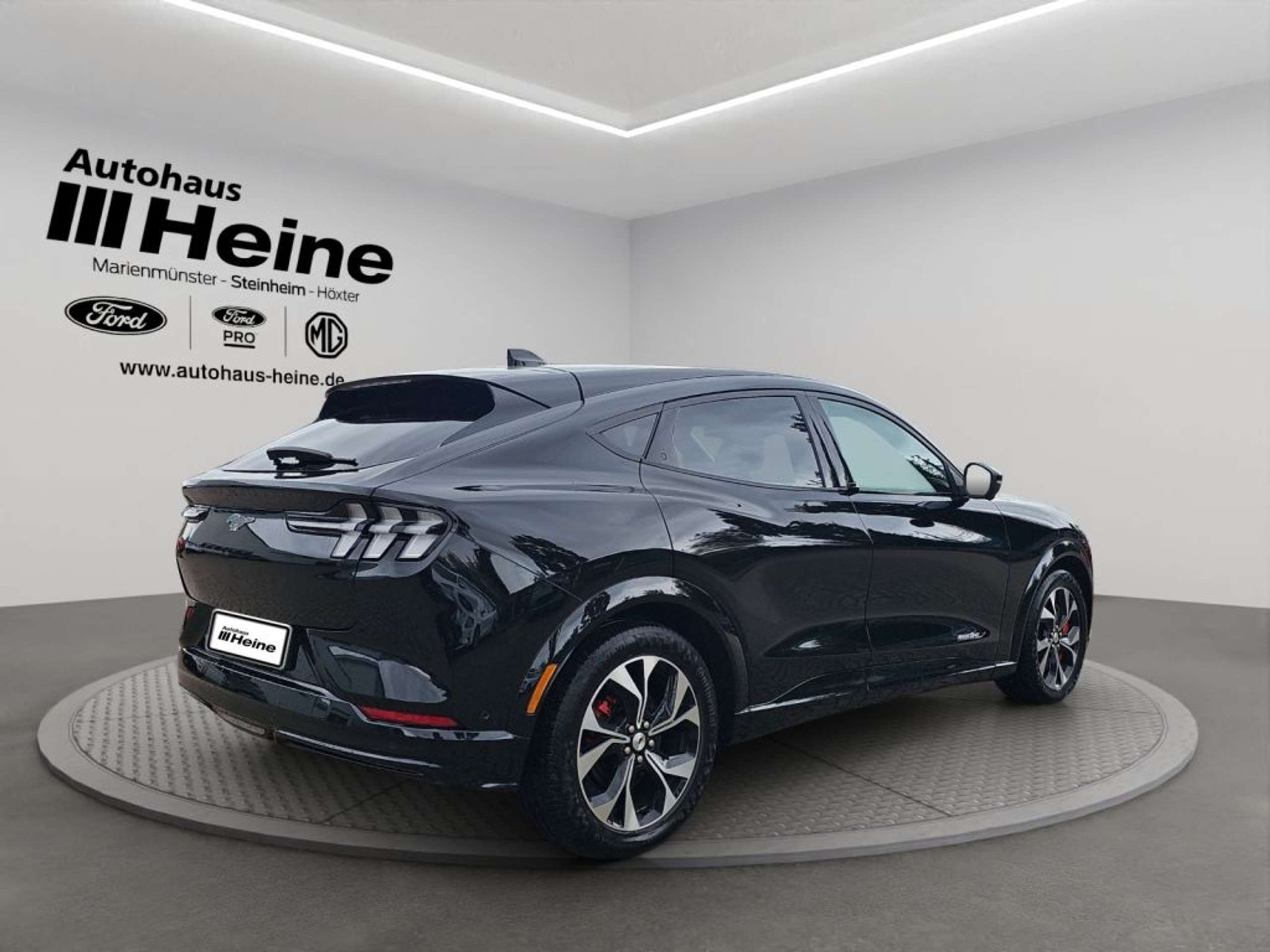 Fahrzeugabbildung Ford Mustang Mach-E PREMIUM 294 PS *AHK*B&O* - mit KI generiert/bearbeitet