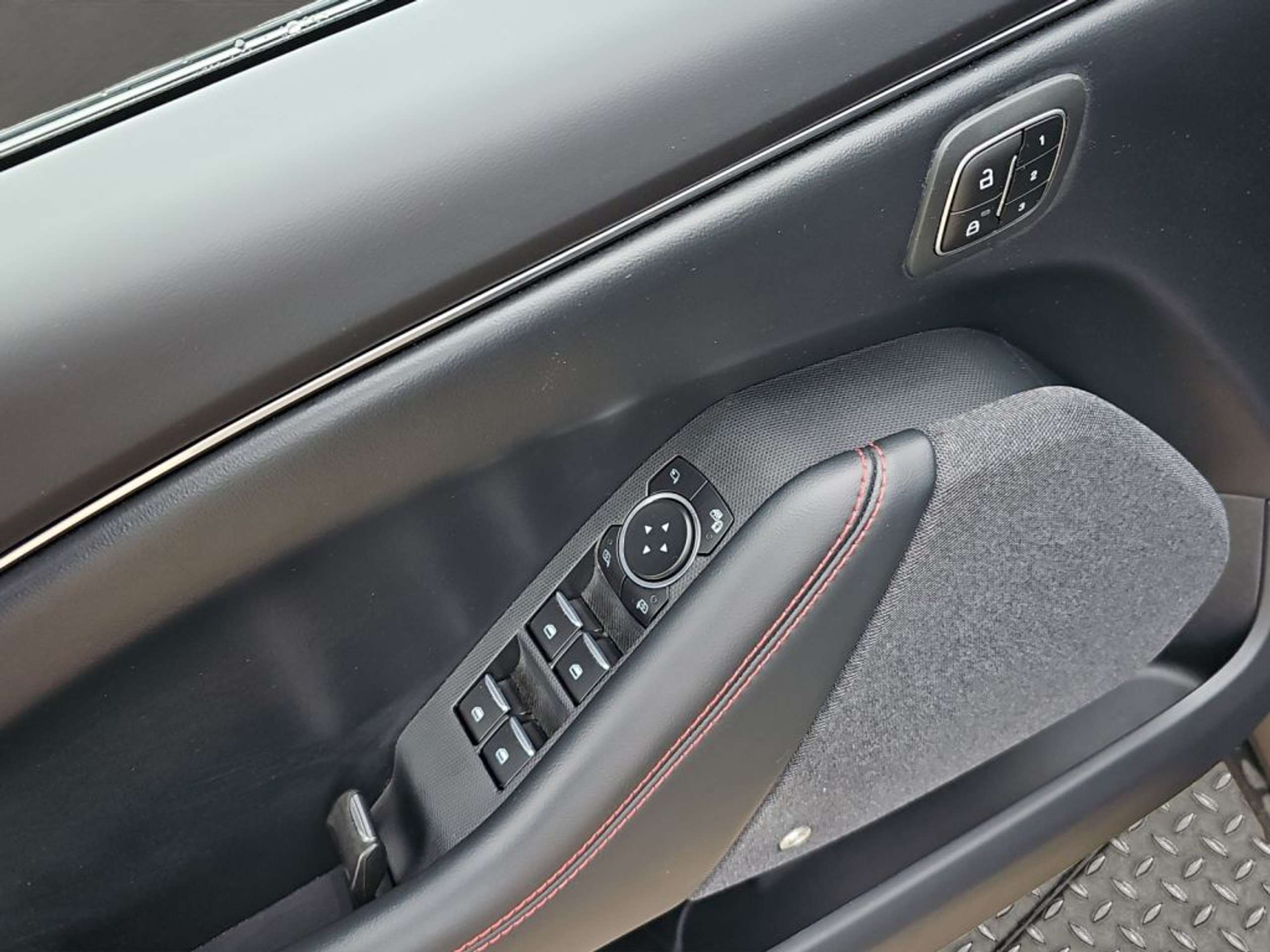 Fahrzeugabbildung Ford Mustang Mach-E PREMIUM 294 PS *AHK*B&O* - mit KI generiert/bearbeitet