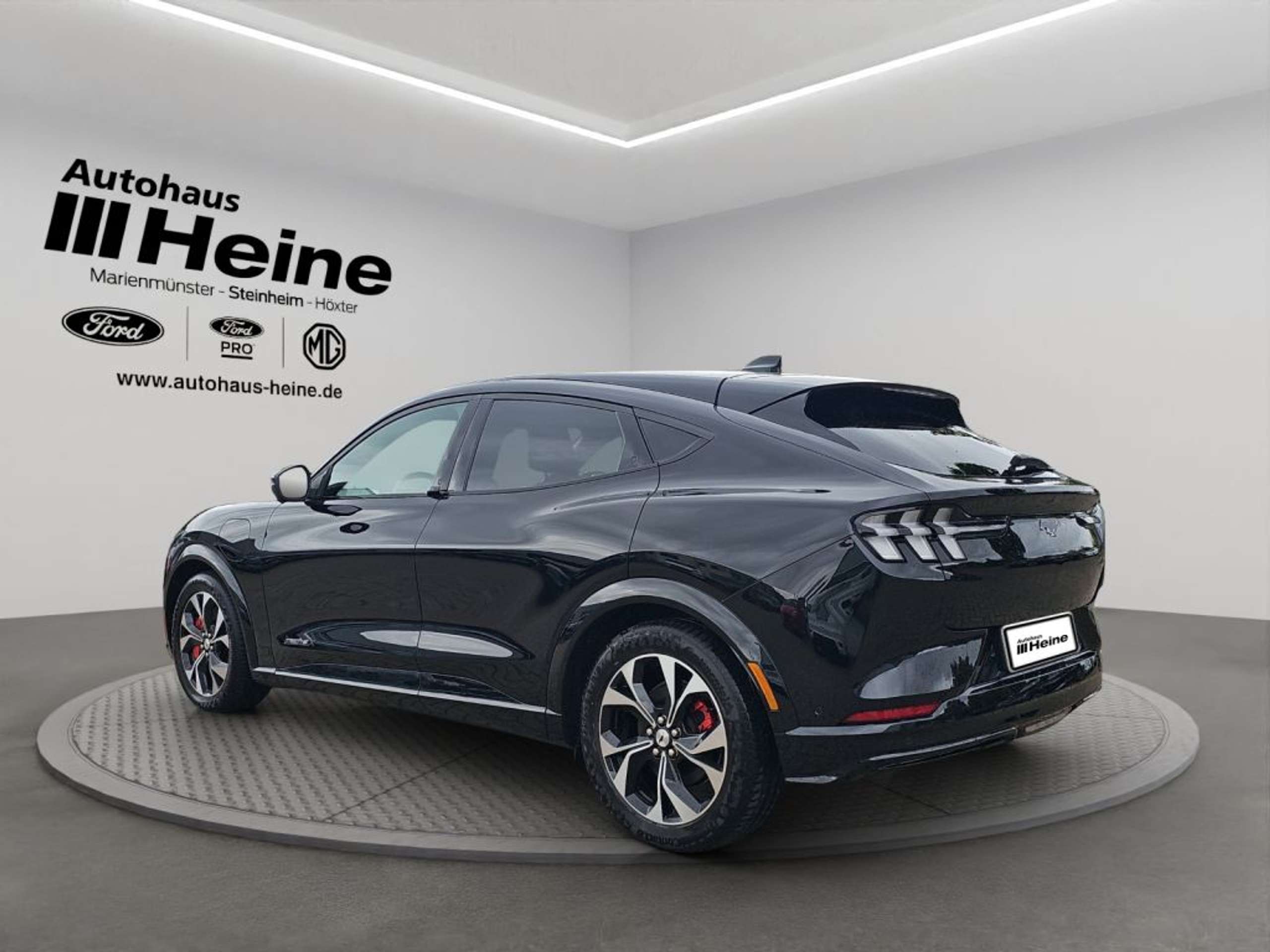 Fahrzeugabbildung Ford Mustang Mach-E PREMIUM 294 PS *AHK*B&O* - mit KI generiert/bearbeitet