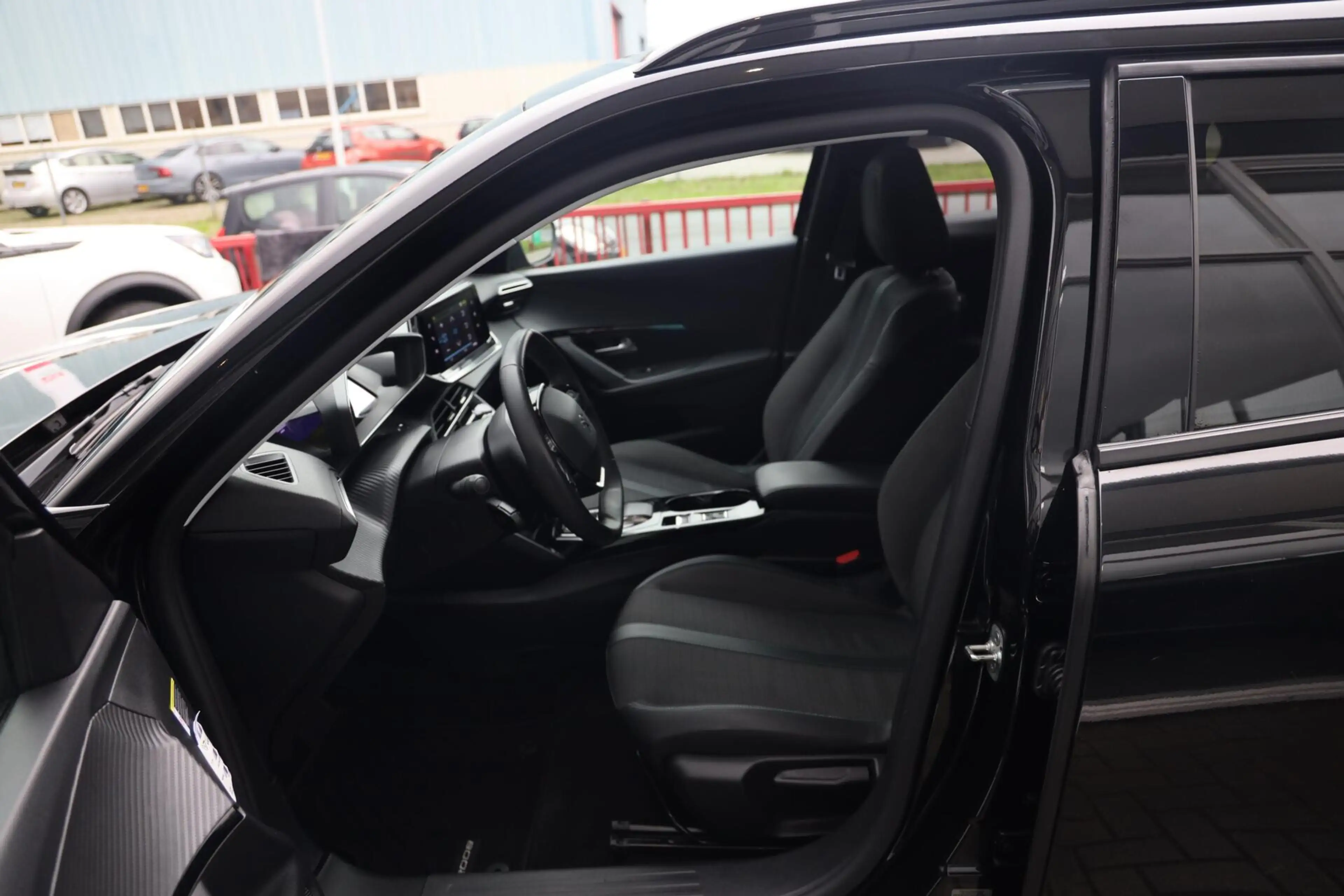 Peugeot e-2008 EV Allure Pack 50 kWh|3-Fase|Camera|Carplay|Clima| — photo 2