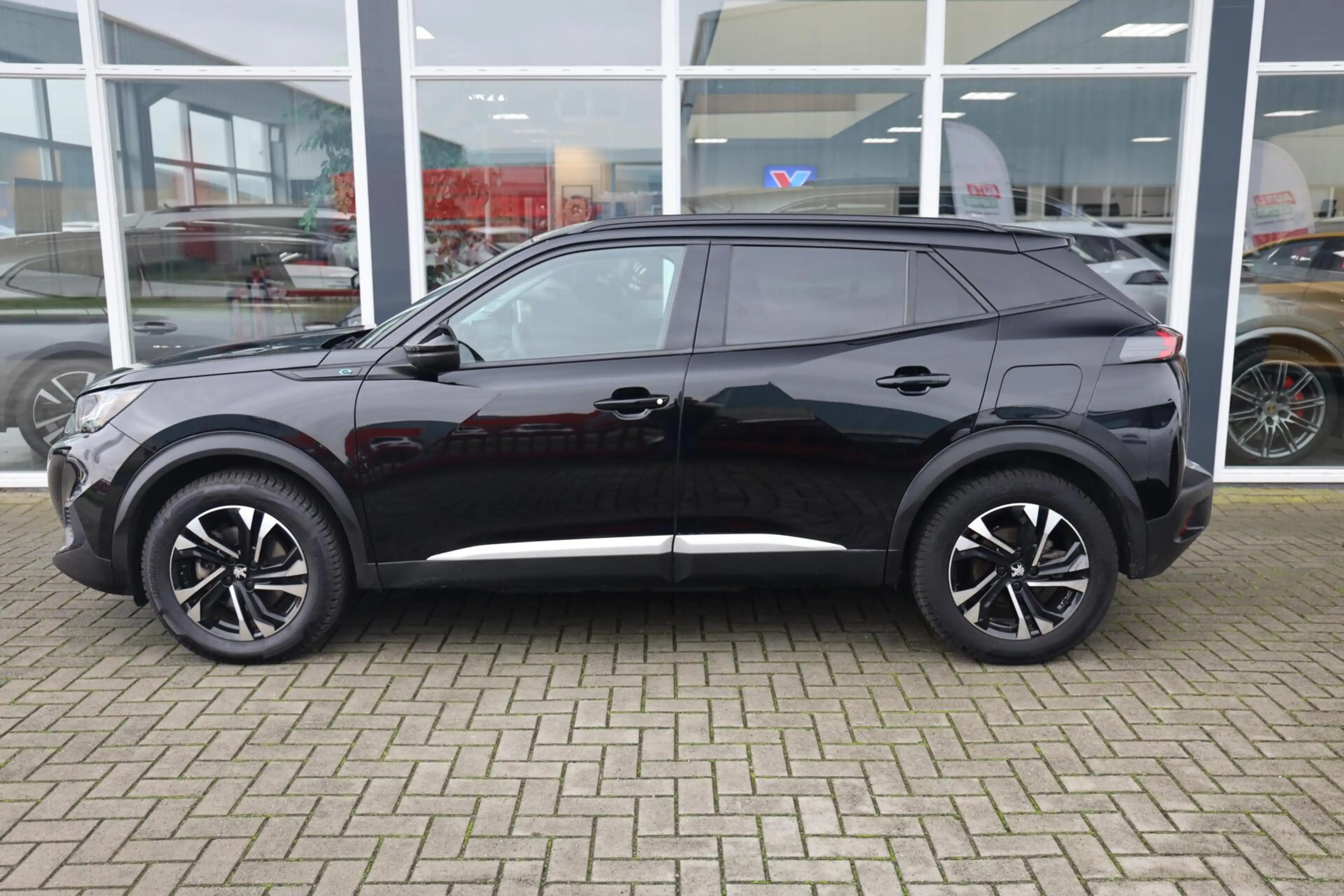 Peugeot e-2008 EV Allure Pack 50 kWh|3-Fase|Camera|Carplay|Clima| — photo 3